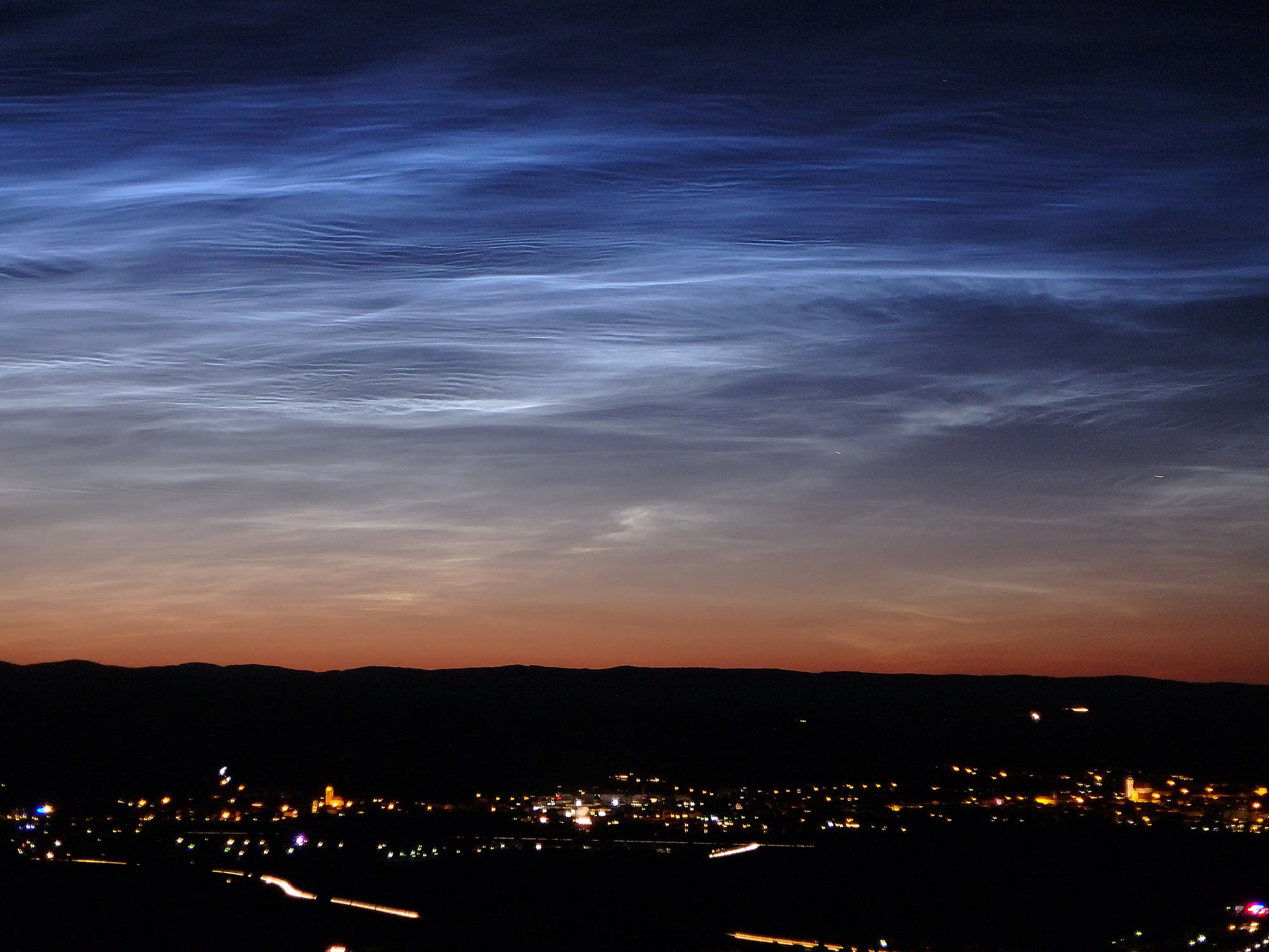 Leuchtende Nachtwolken über Krems/Donau NÖ