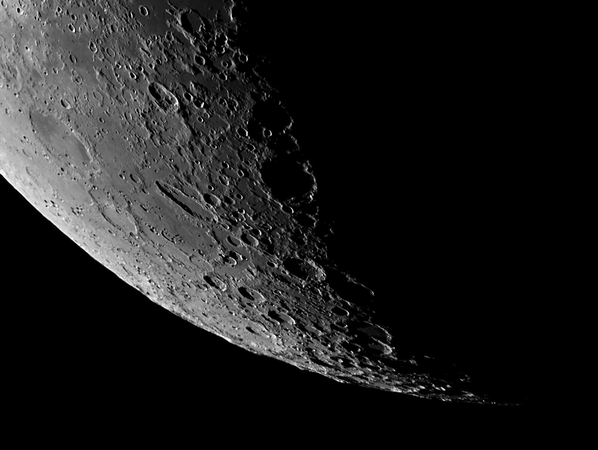 Kraterreiches südliches Mondgebiet