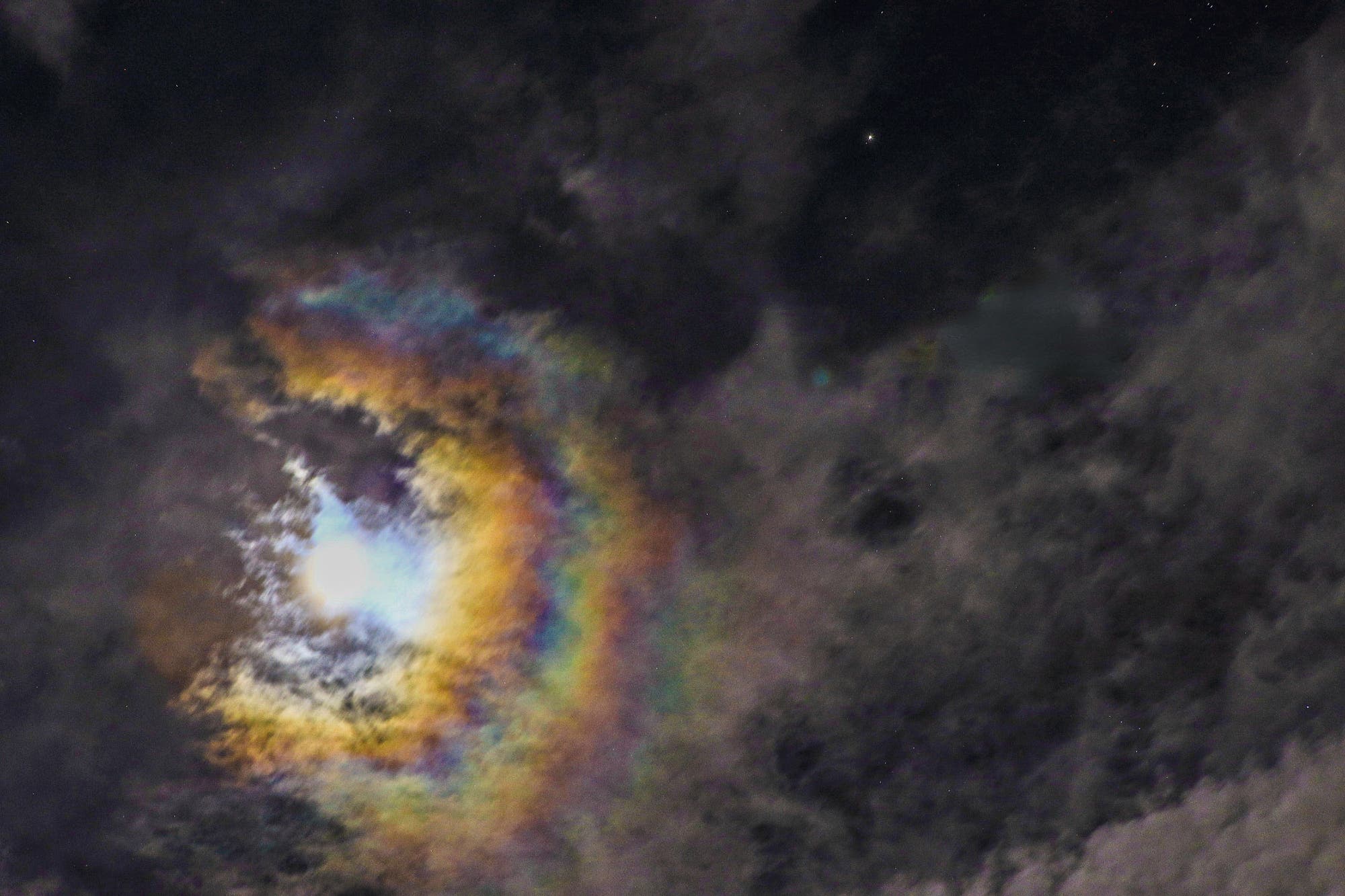 Lunar crown right with Jupiter over Ragusa 