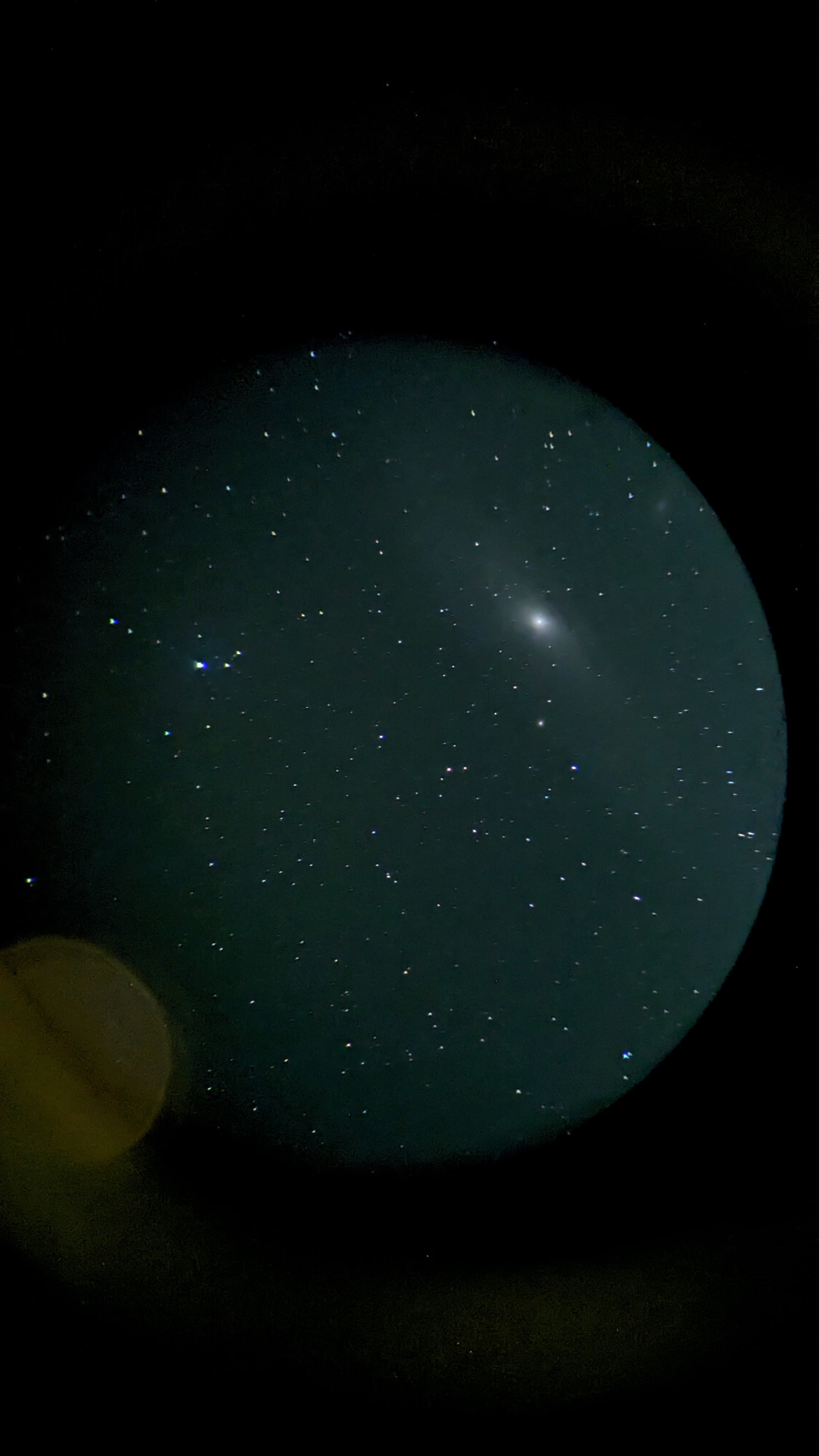 Andromedagalaxie durch Fernglas mit Smartphone 