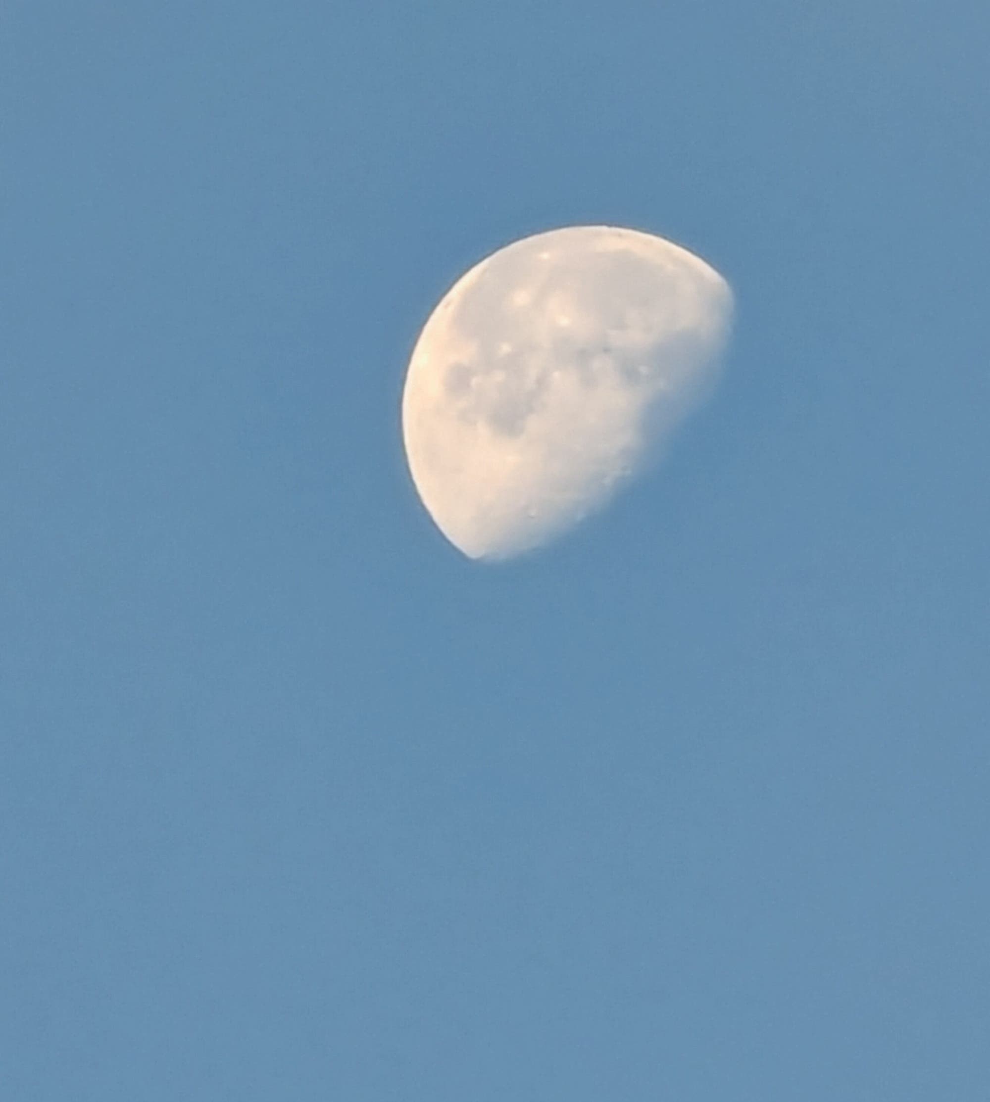 Abnehmender Mond am Morgen