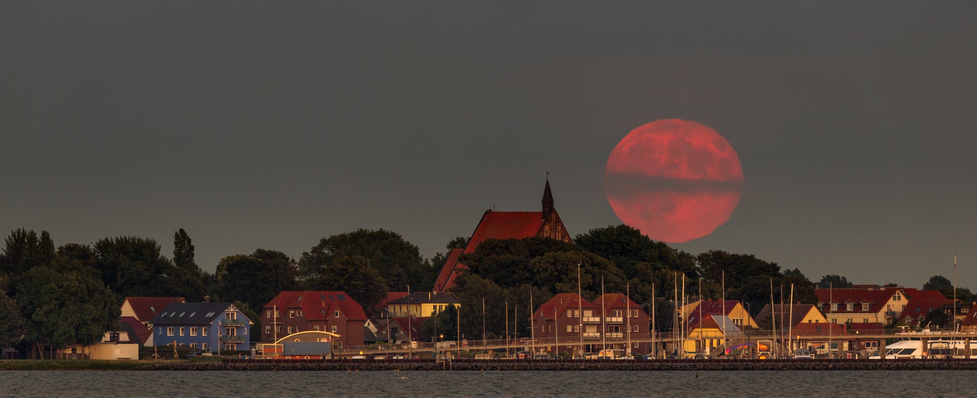 Mondaufgang über dem Hafen von Wiek, Insel Rügen