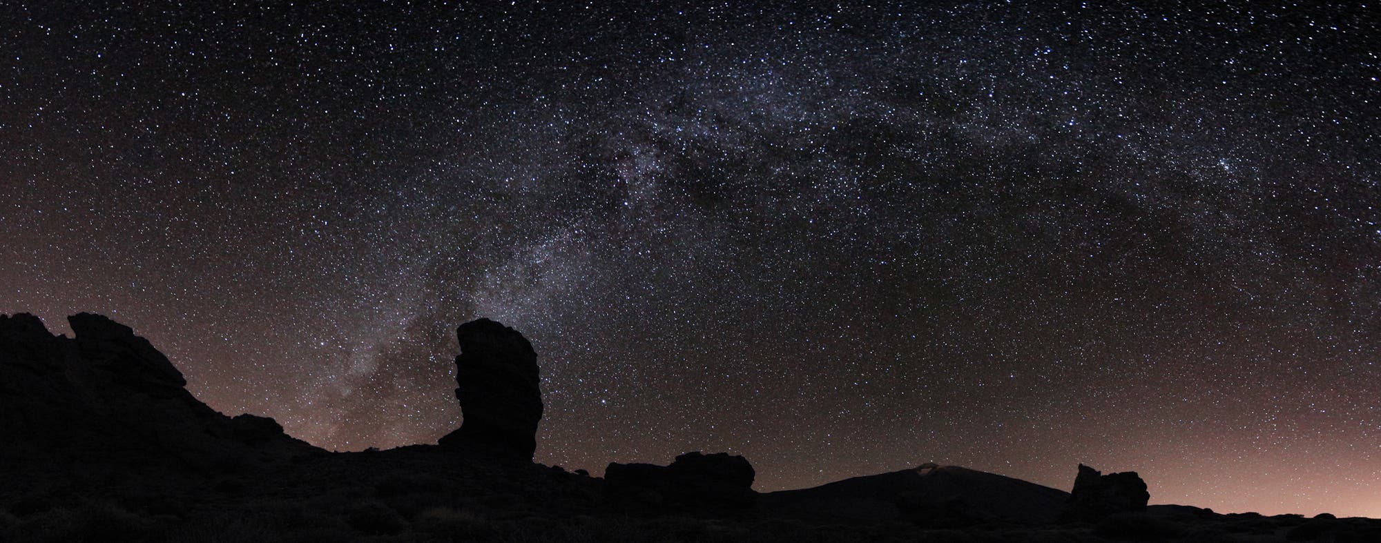 Panoramaaufnahme der Milchstraße über dem El Teide und dem Finger Gottes