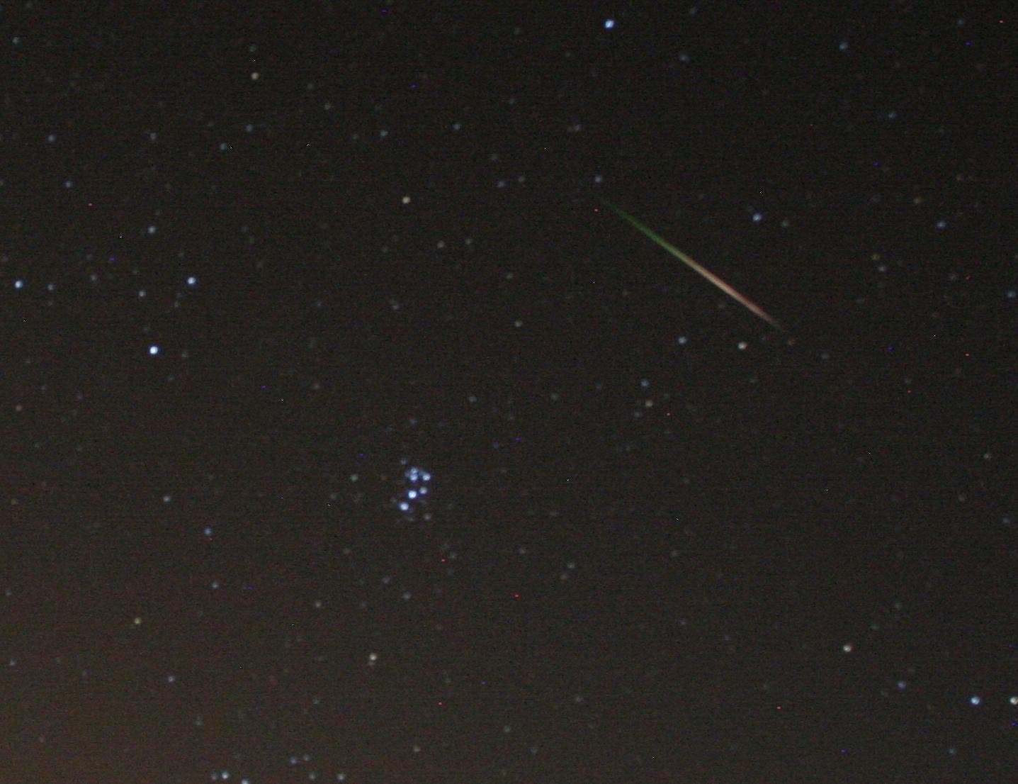 Farbiger Perseiden-Meteor