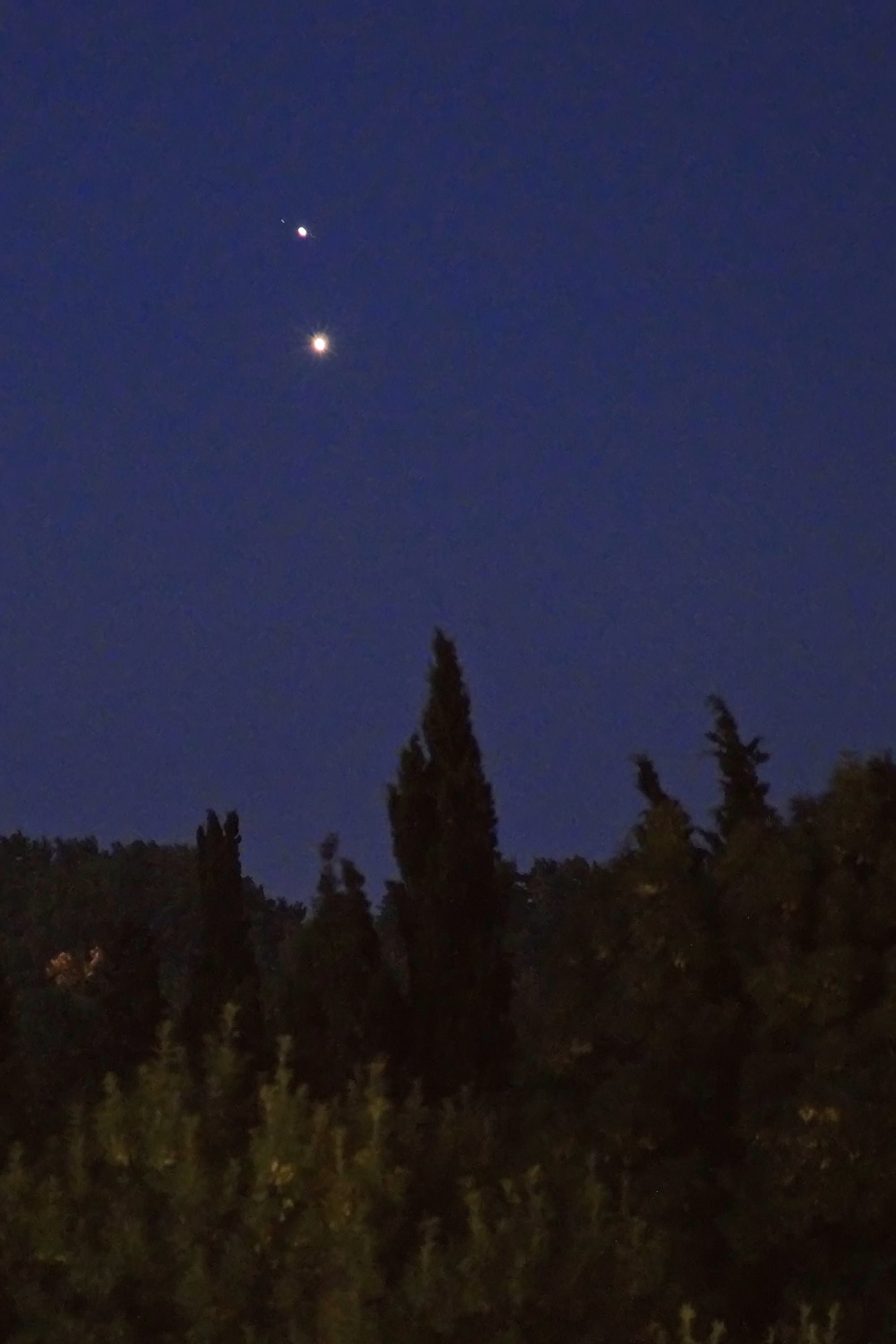 Begegnung von Jupiter und Venus am 30. Juni 2015 über Le Paradou (Provence, Frankreich)