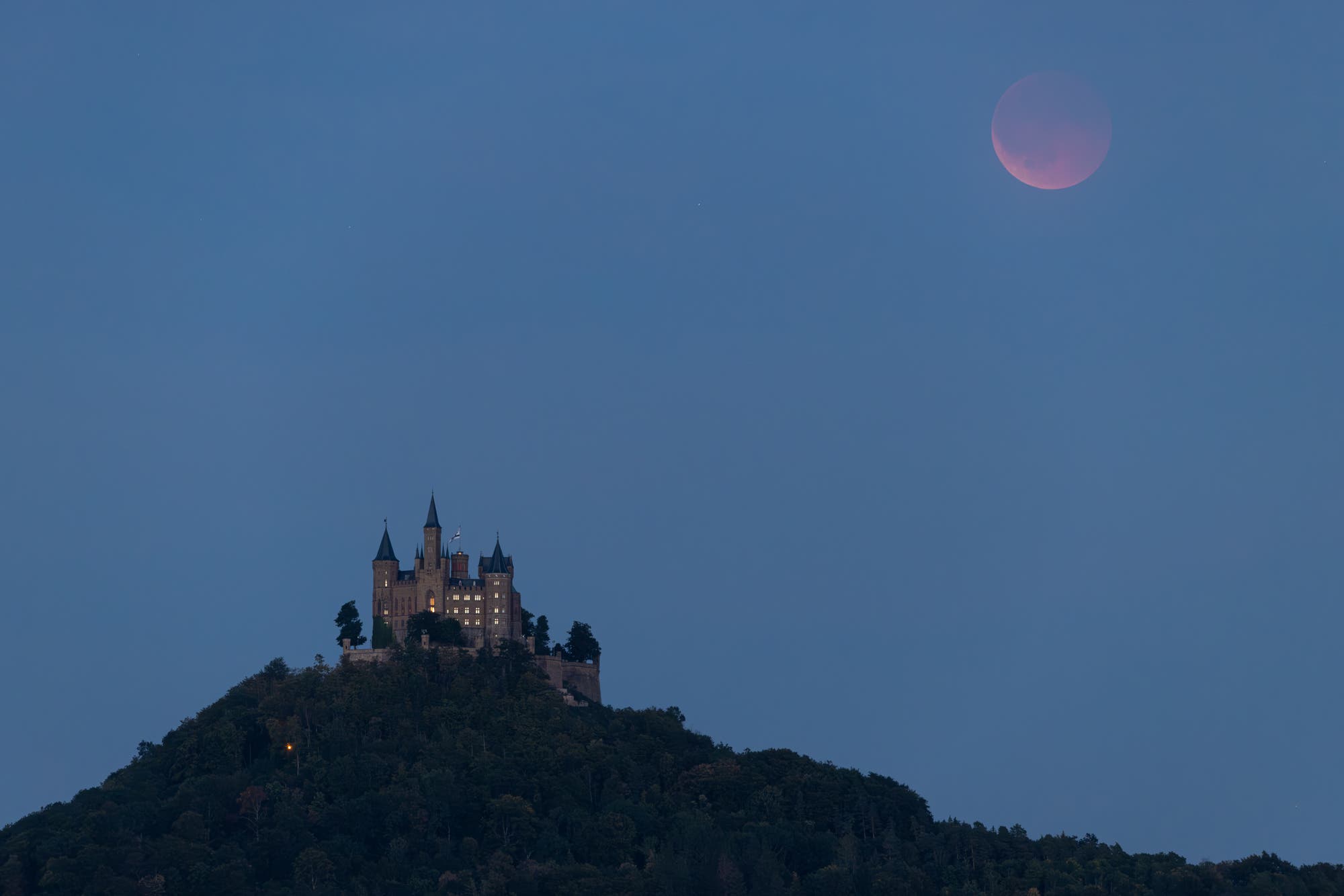 Totale Mondfisternis über der Burg Hohenzollern