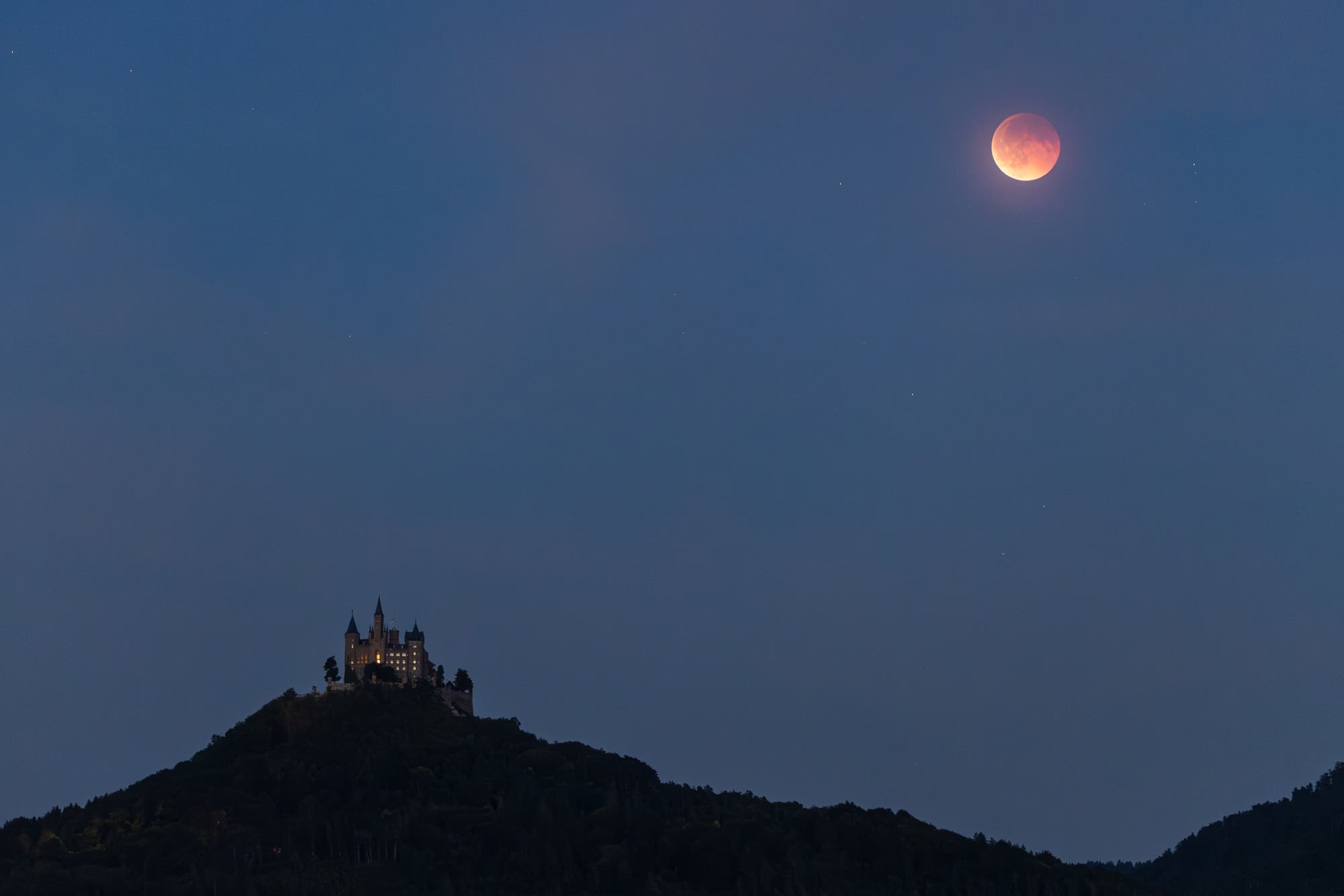 Totale Mondfisternis über der Burg Hohenzollern