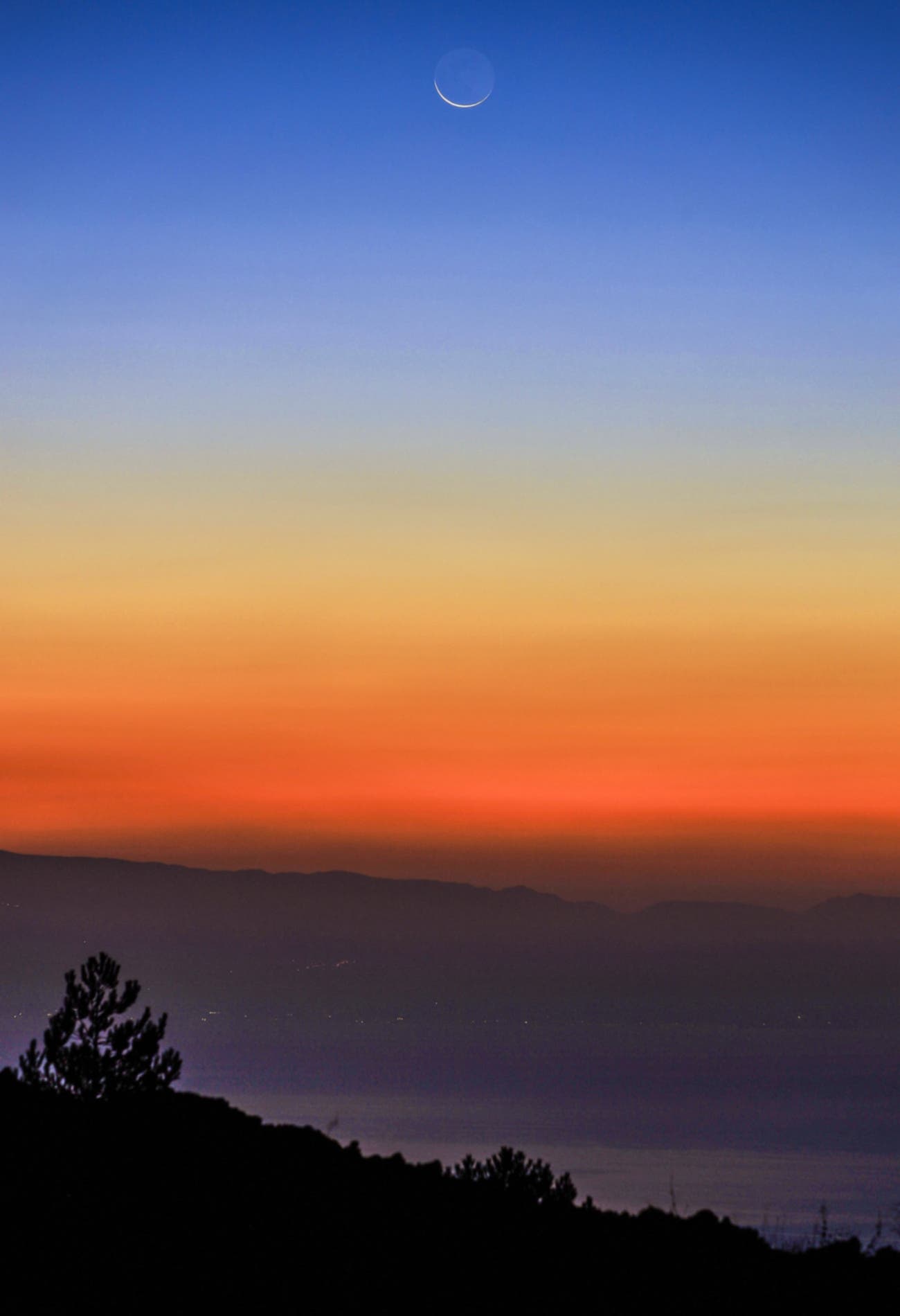 The Moon rising behind the Mountains of Reggio Calabria