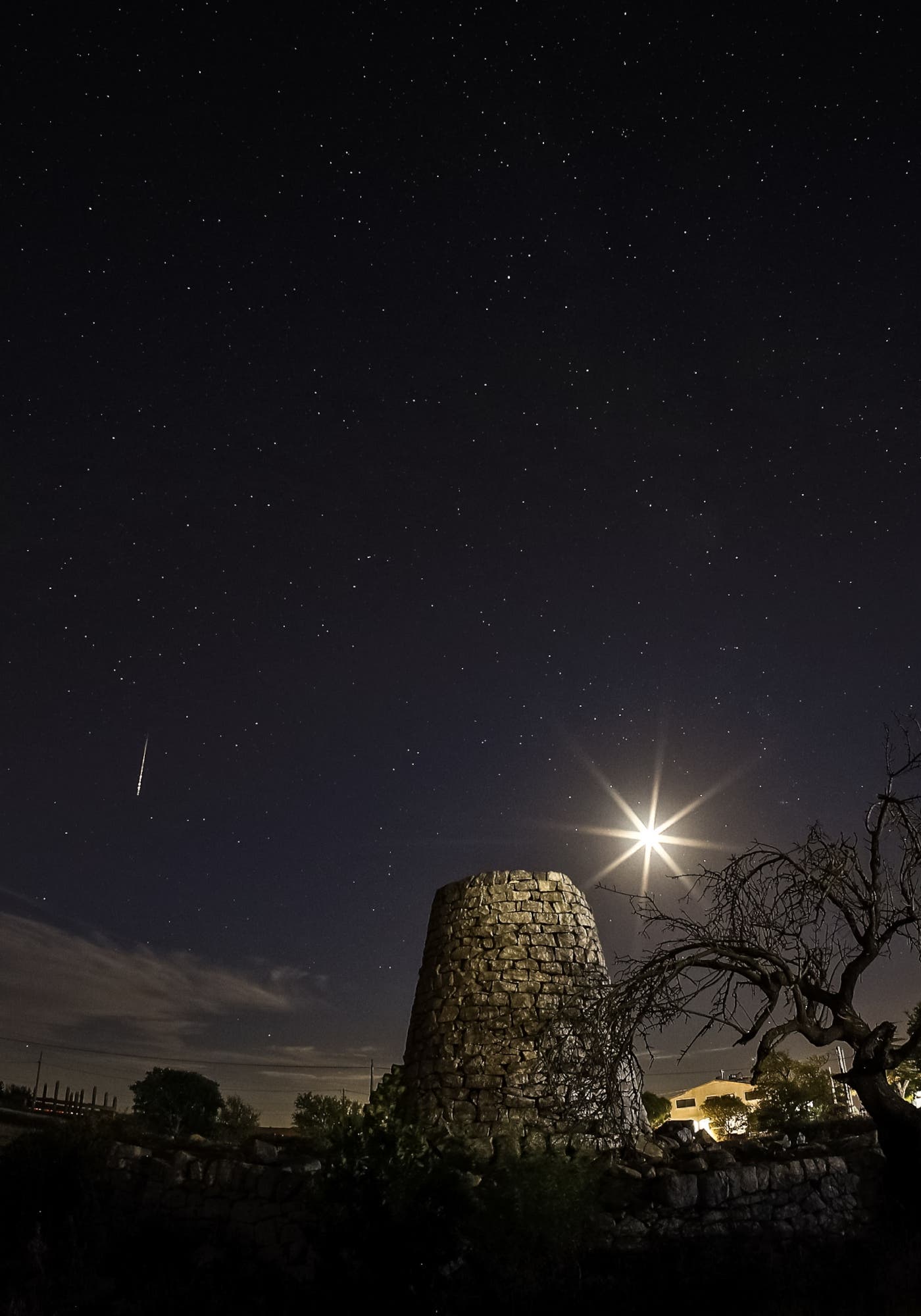 Meteor bolide explosion during conjunction with the Moon over Ragusa - Sicily - Italy 