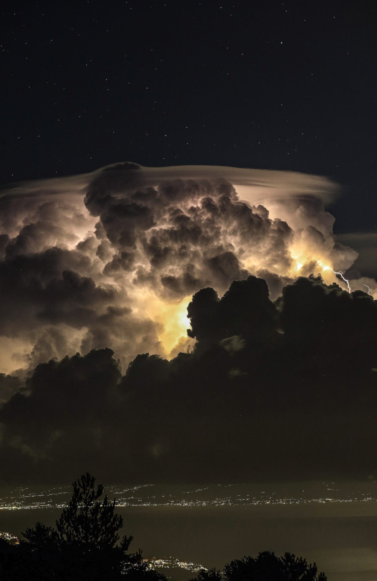 Supercell lenticular clouds over Reggio Calabria - Italy 