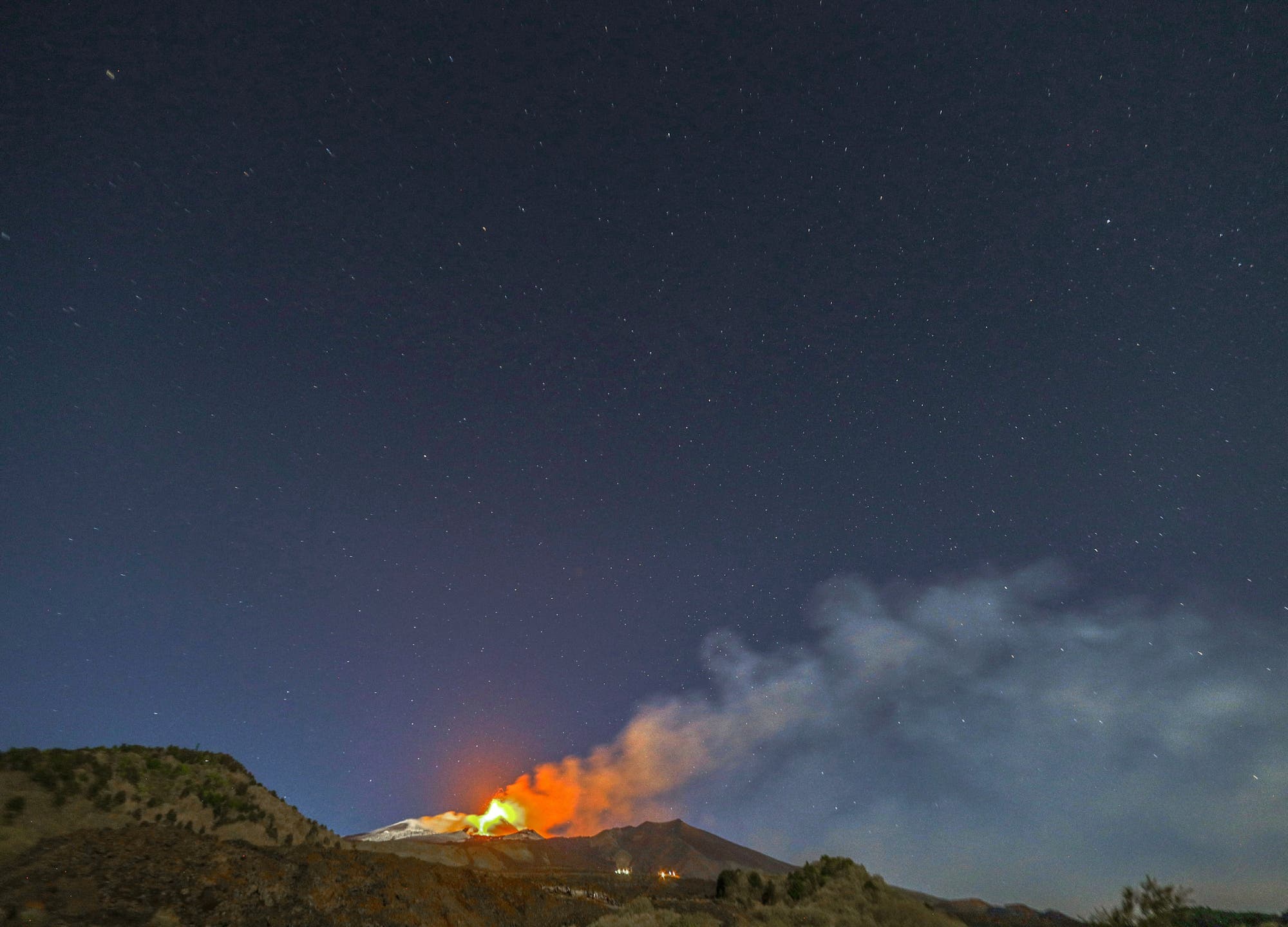 Smoke ring formation during eruption above Mount Etna