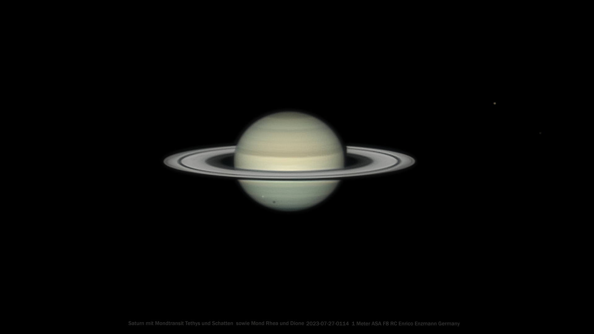Seltenes Saturnbild mit Mondtransit und Schattenwurf