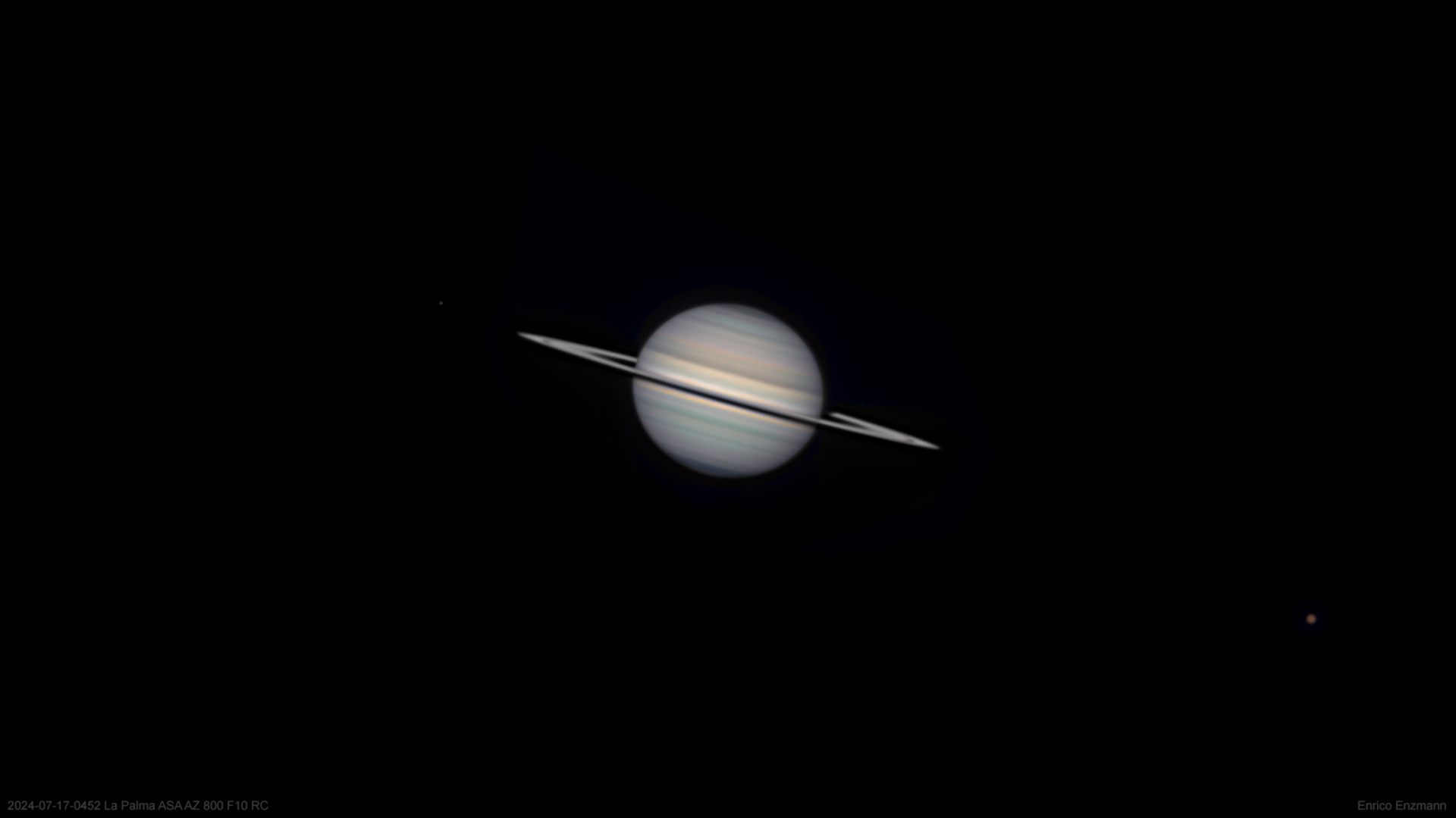 Saturn aus La Palma mit vielen Oberflächendetails und zwei Monden