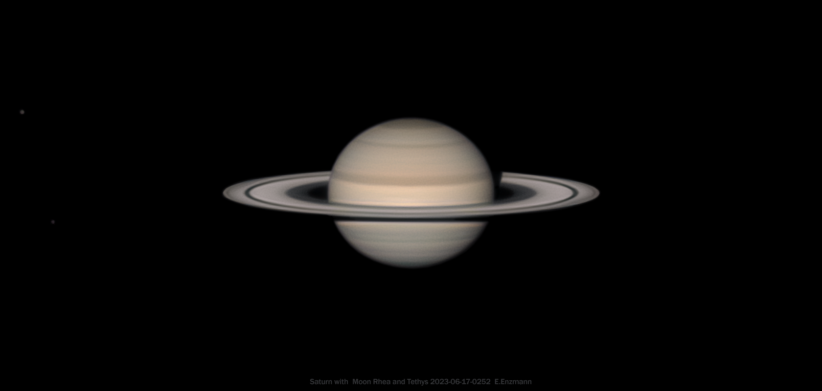 Schönes Saturnbild mit Mond Rhea und Tethys