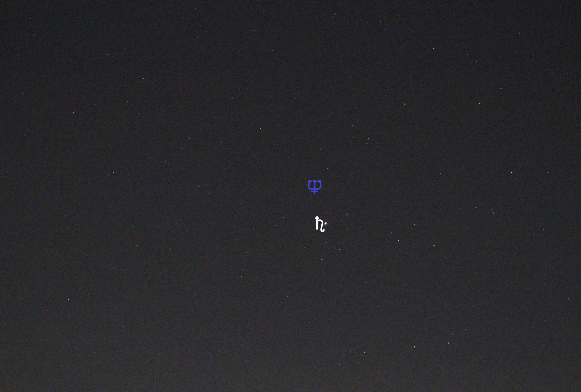 Zweite Konjunktion zwischen Saturn und Neptun mit längerer Brennweite (Objekte beschriftet)