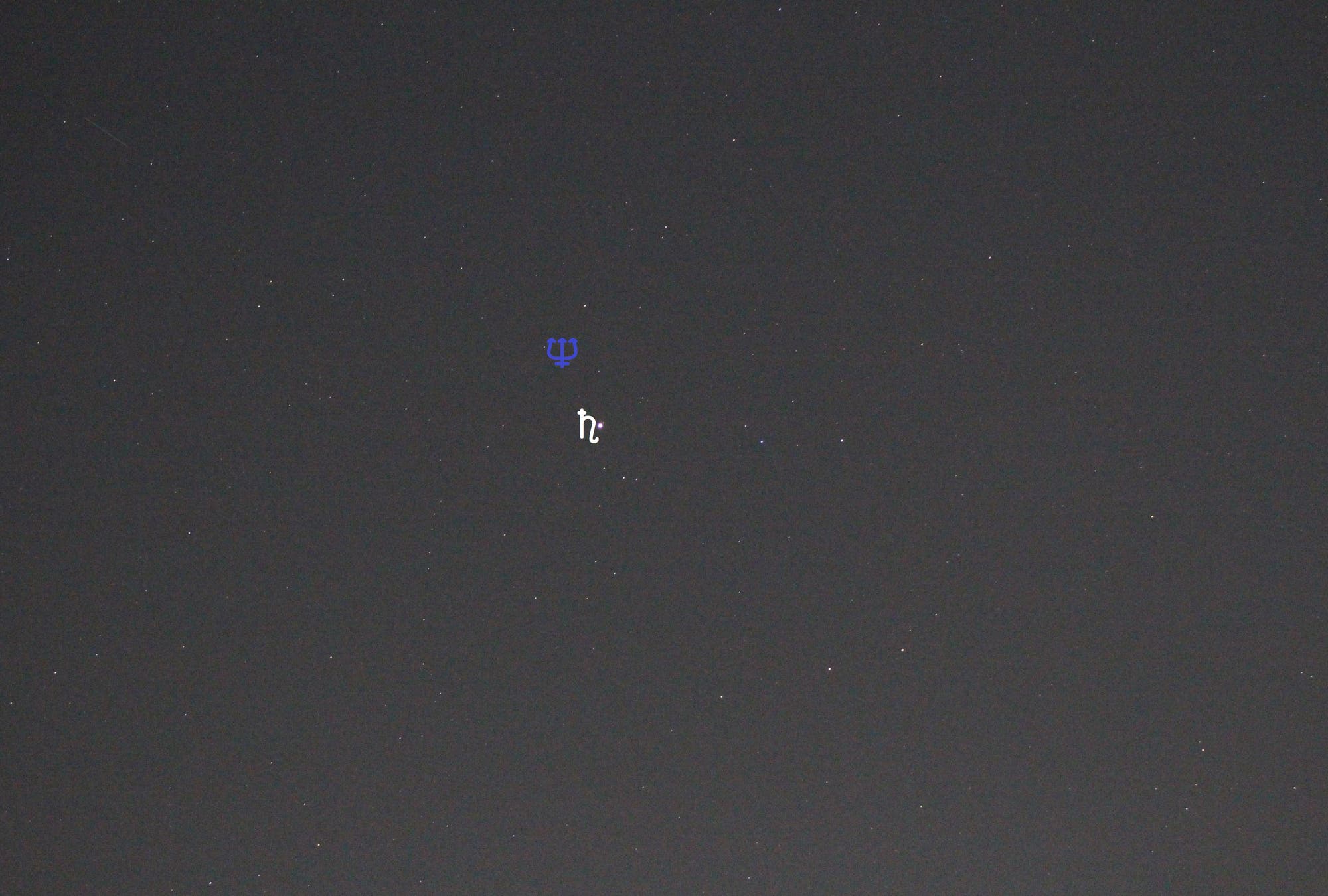 Saturn und Neptun (mittlere Brennweite, Objekte beschriftet)