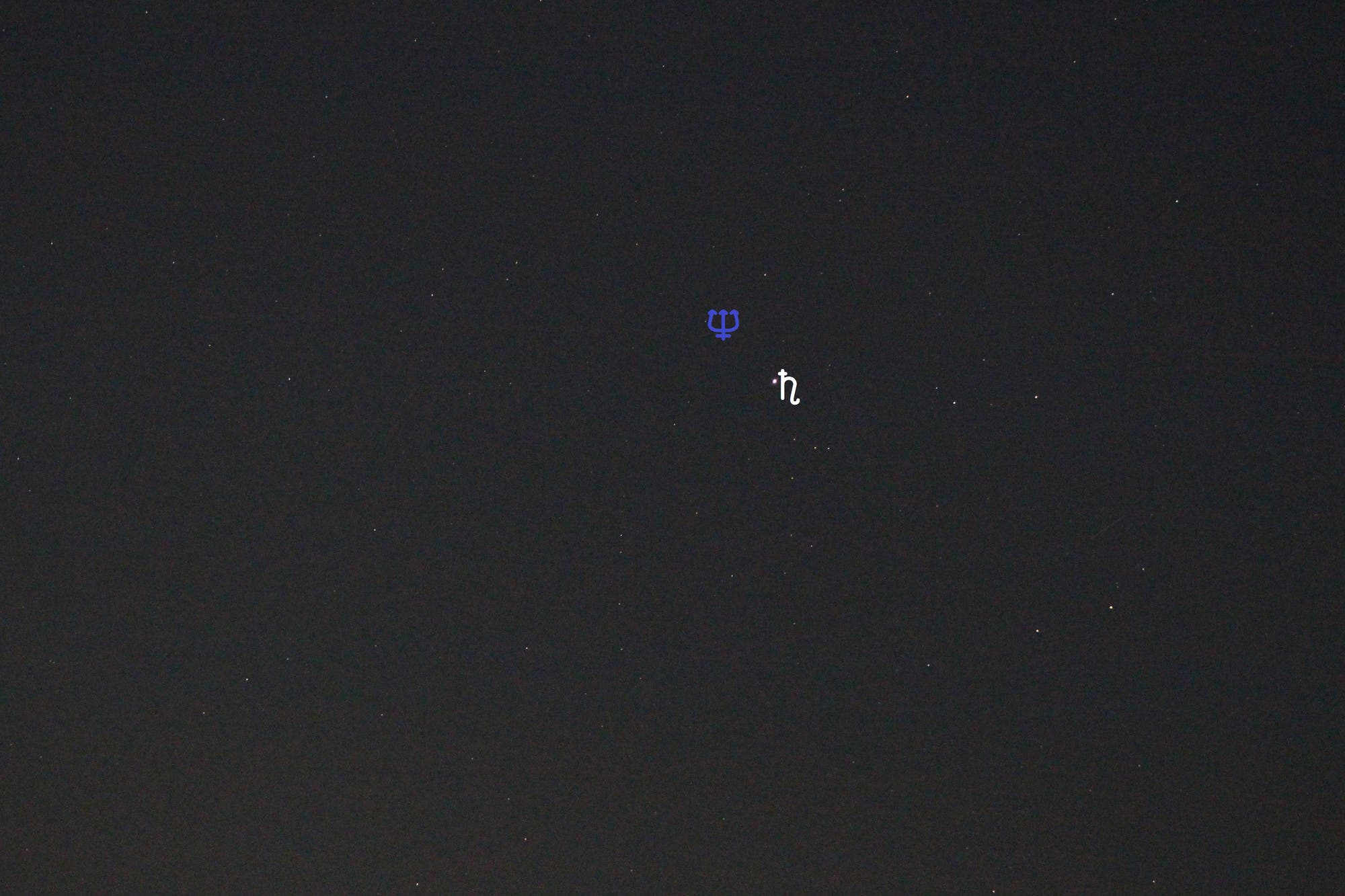 Saturn und Neptun (Objekte beschriftet)