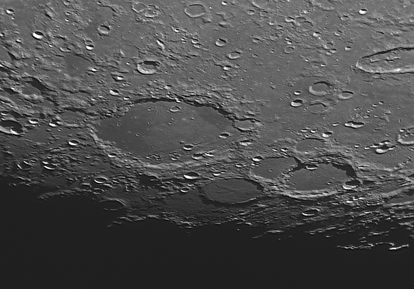 Wargentin - ein mit Lava vollständig zugeflossener Krater