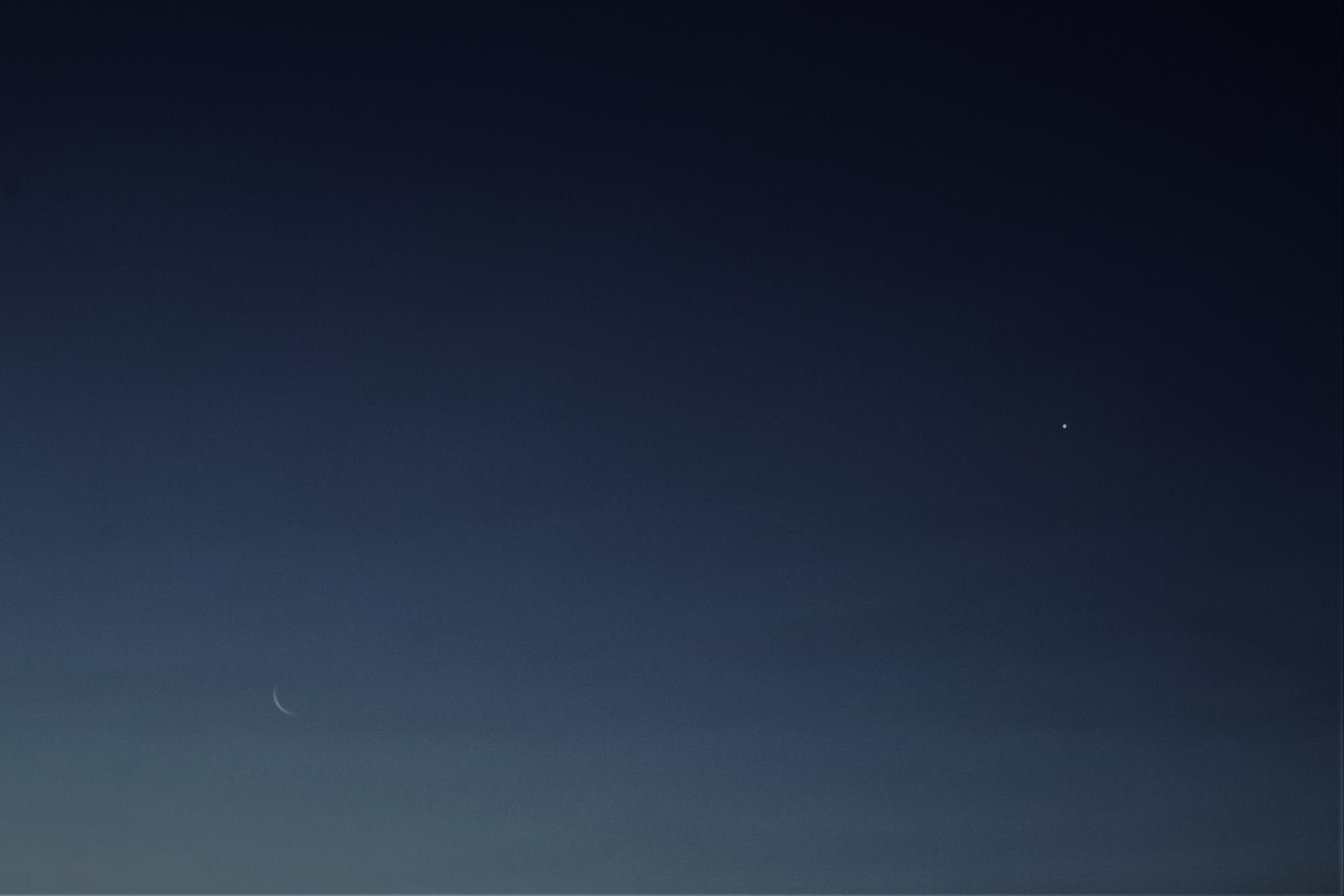 Schmale Mondsichel und Venus am Morgenhimmel