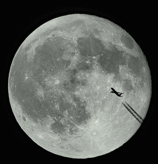Eine B 737 fliegt zum Mond 