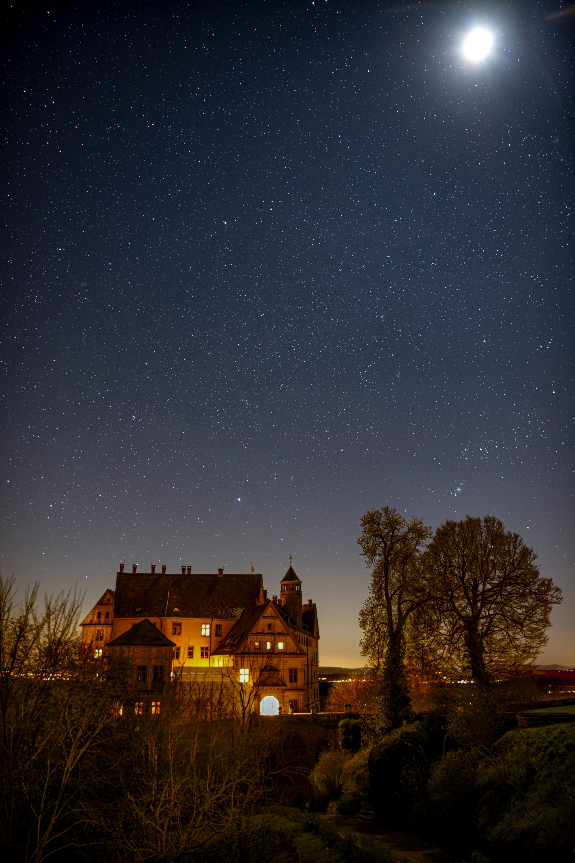 Abschiedsvorstellung der Wintersternbilder über dem Schloss Heiligenberg