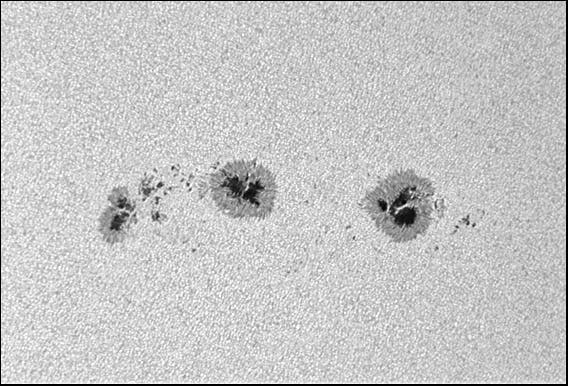Sonne AR122565+67 im Weißlicht