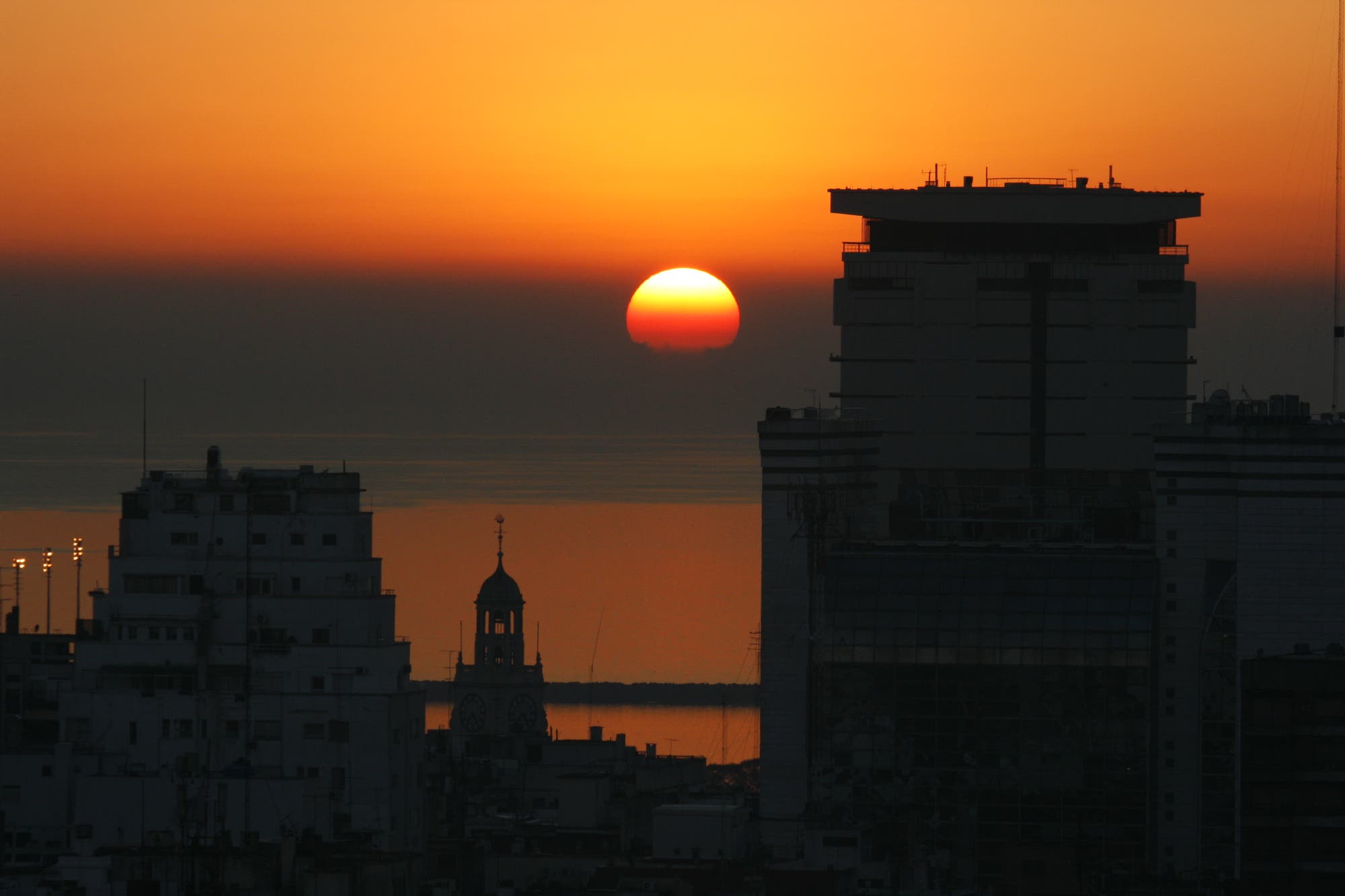 Sonnenaufgang hinter der Skyline von Buenos Aires