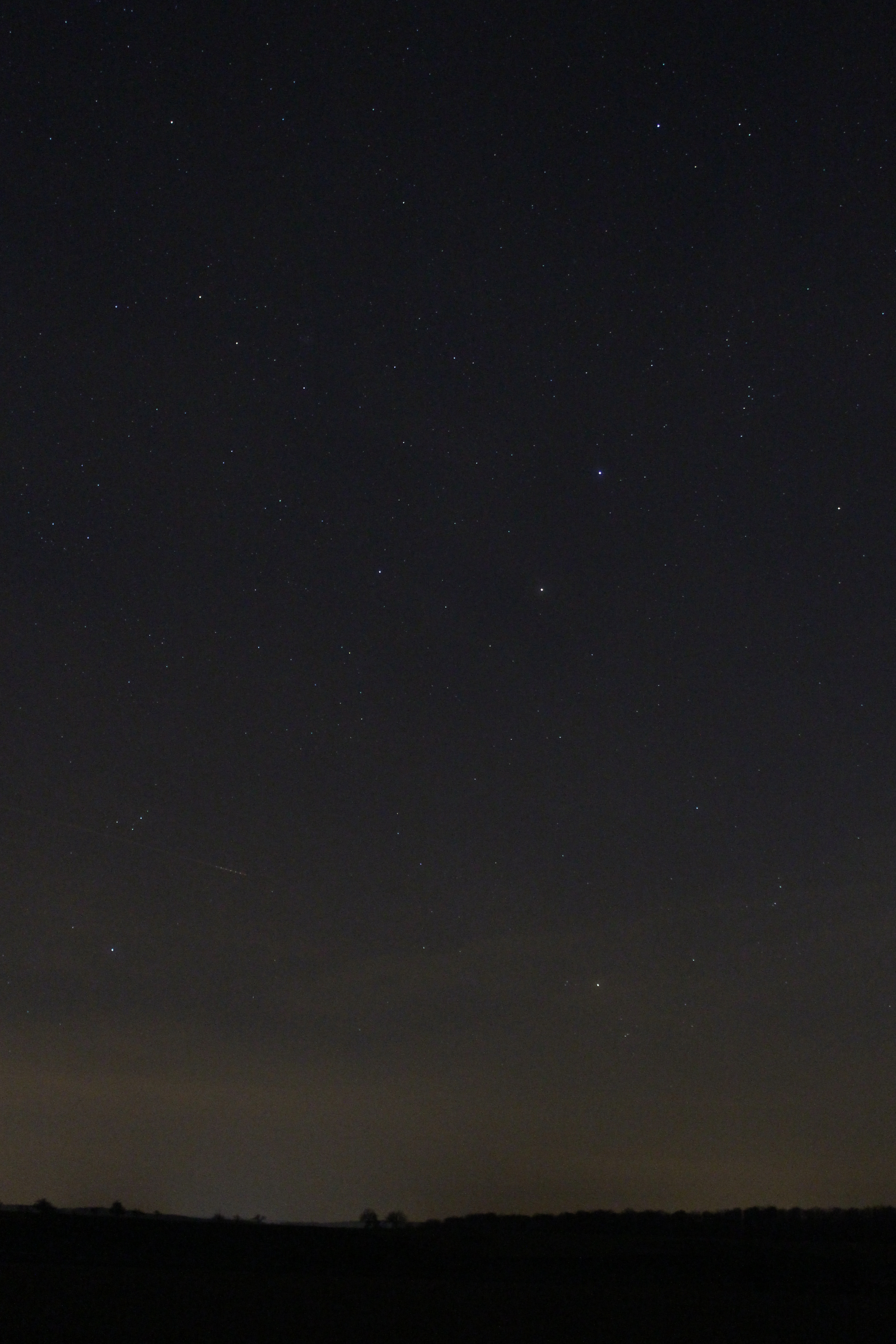 Sternbild Stier und Mars versinken unter dem Horizont
