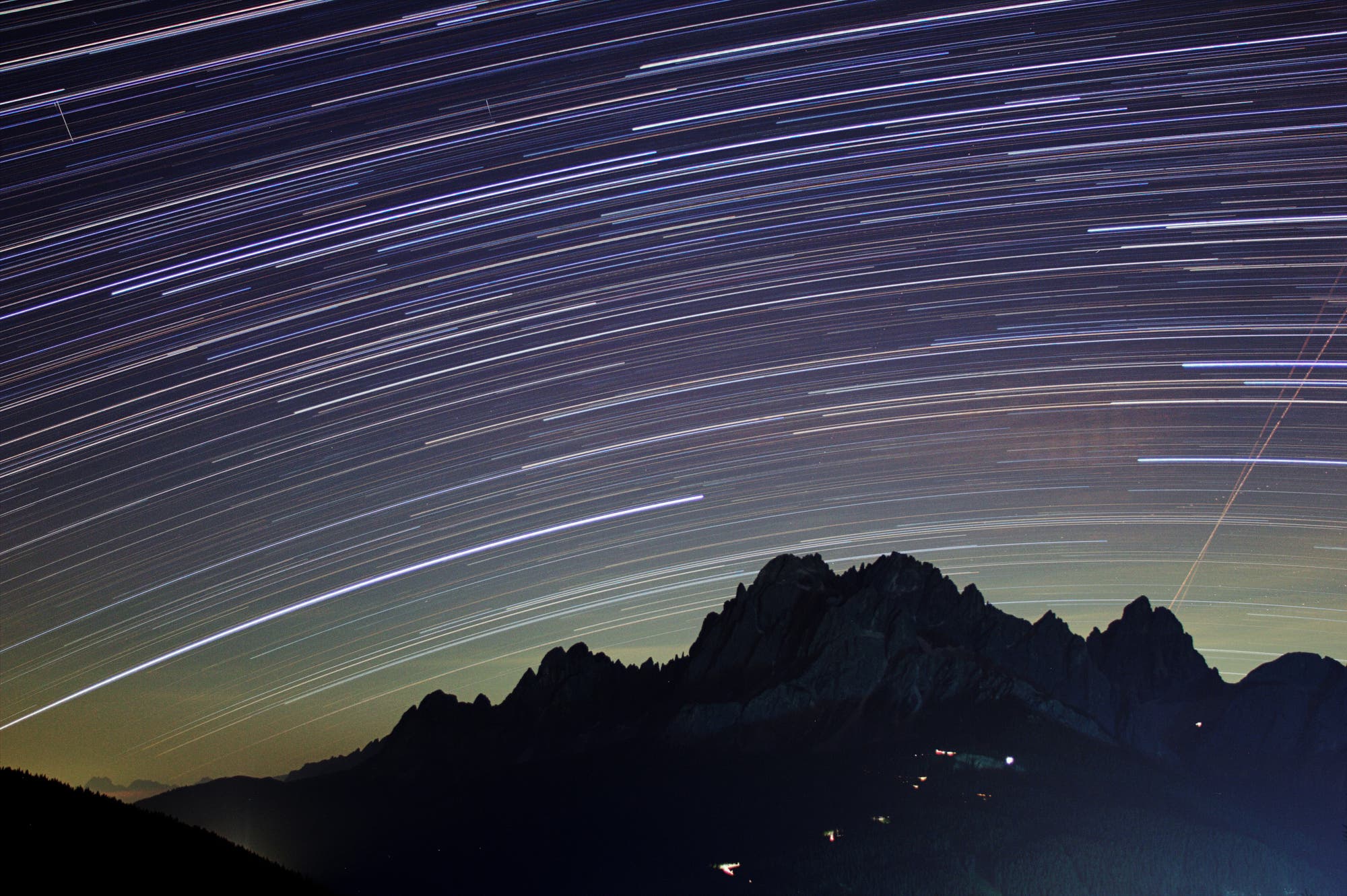 Sterne Und Satelliten über Der Sextener Rotwand In Den Dolomiten Italien Spektrum Der