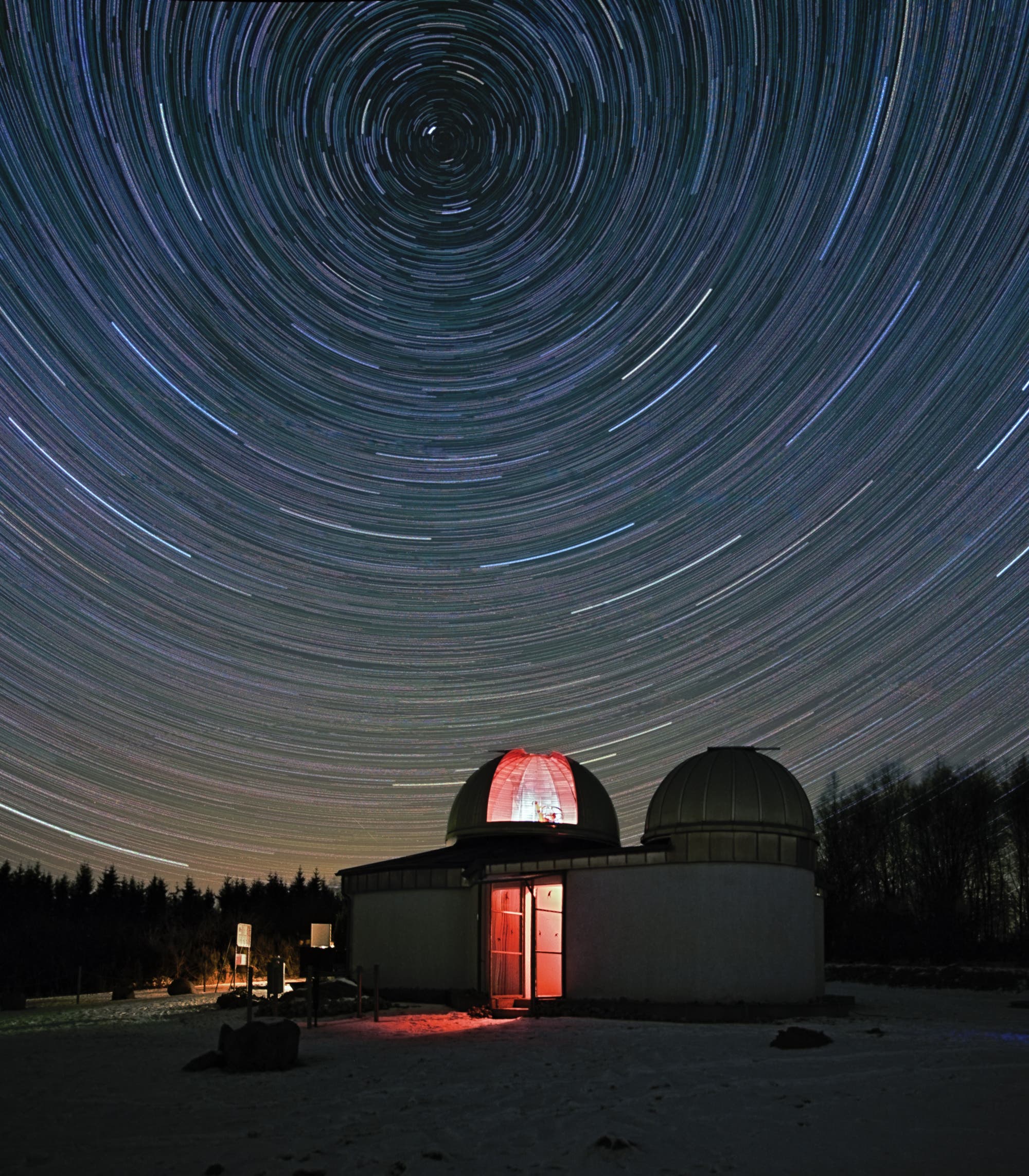 Strichspuren über dem Peterberg-Observatorium