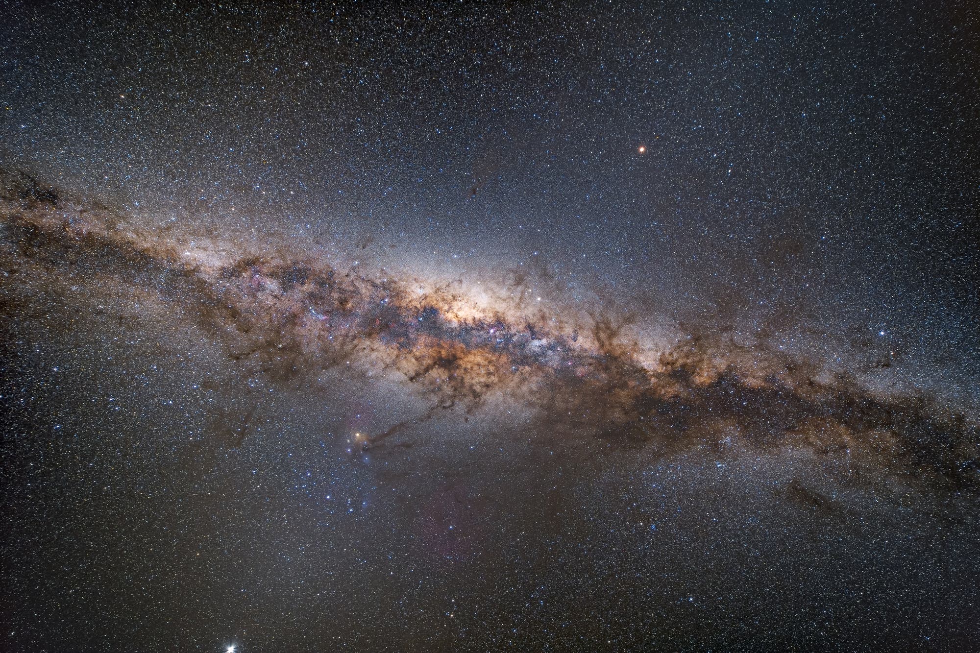 Ultraweitfeldaufnahme der Milchstraße über Namibia