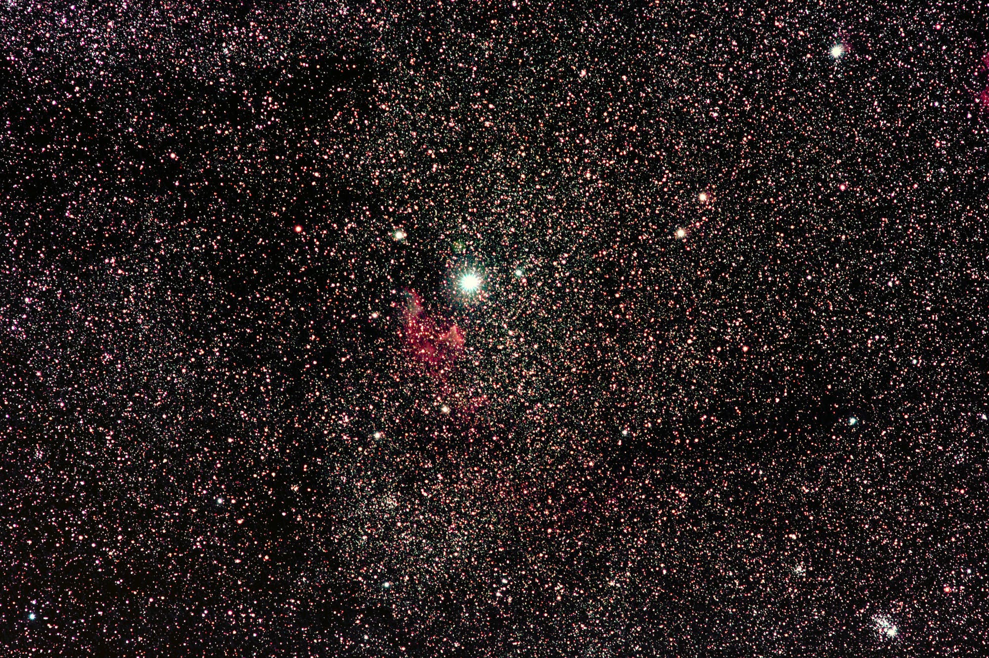Gasnebel IC 63 im Sternbild Kassiopeia - Übersichtsaufnahme