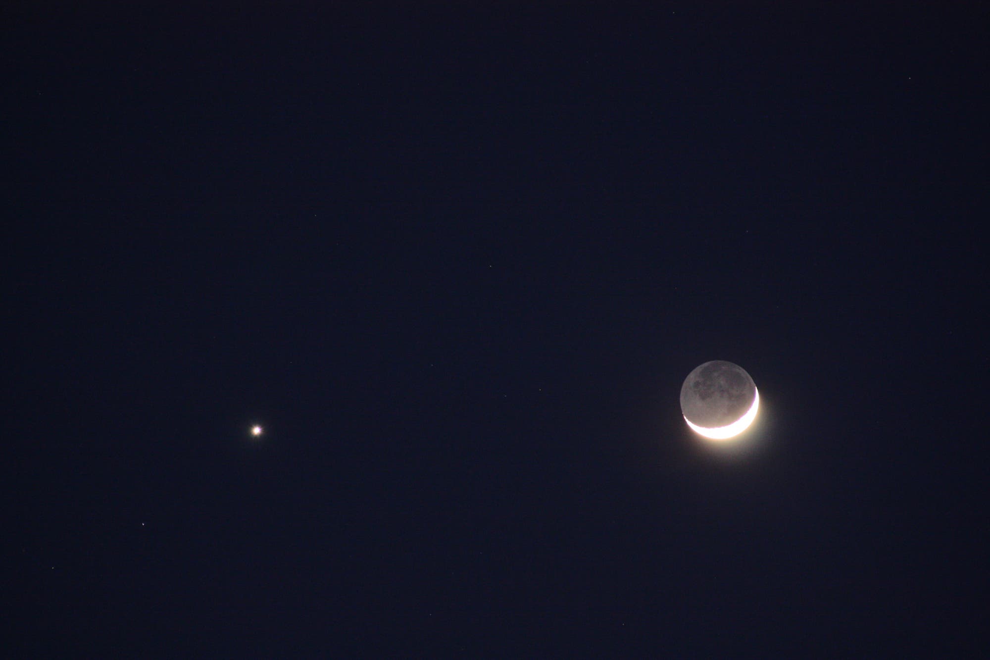 Venus und liegende Mondsichel