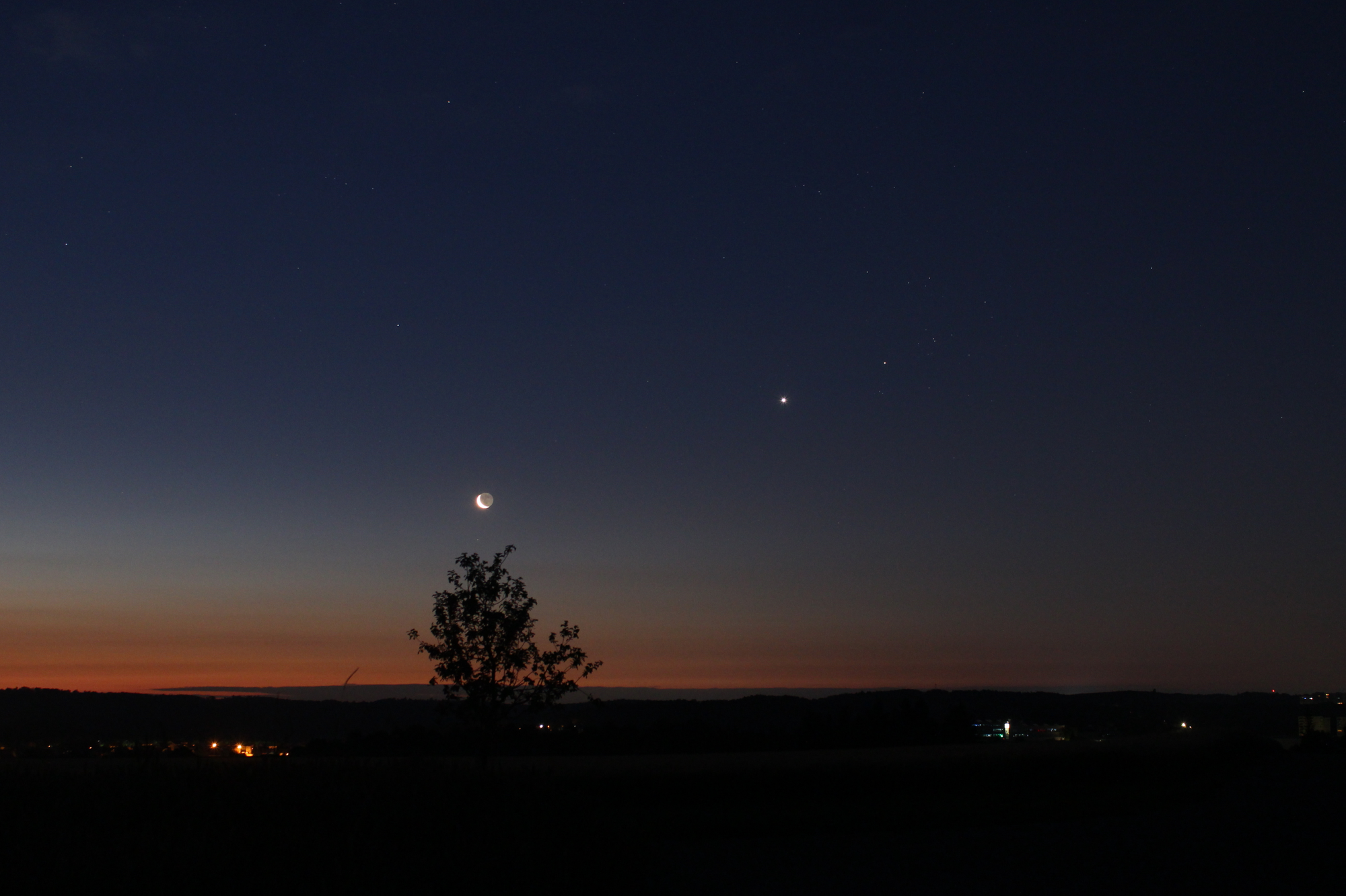 Mond, Venus und Aldebaran am Morgenhimmel
