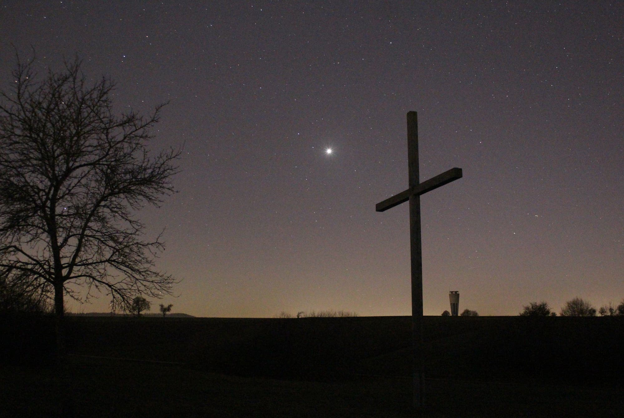 Venus über dem Osterkreuz Hülben