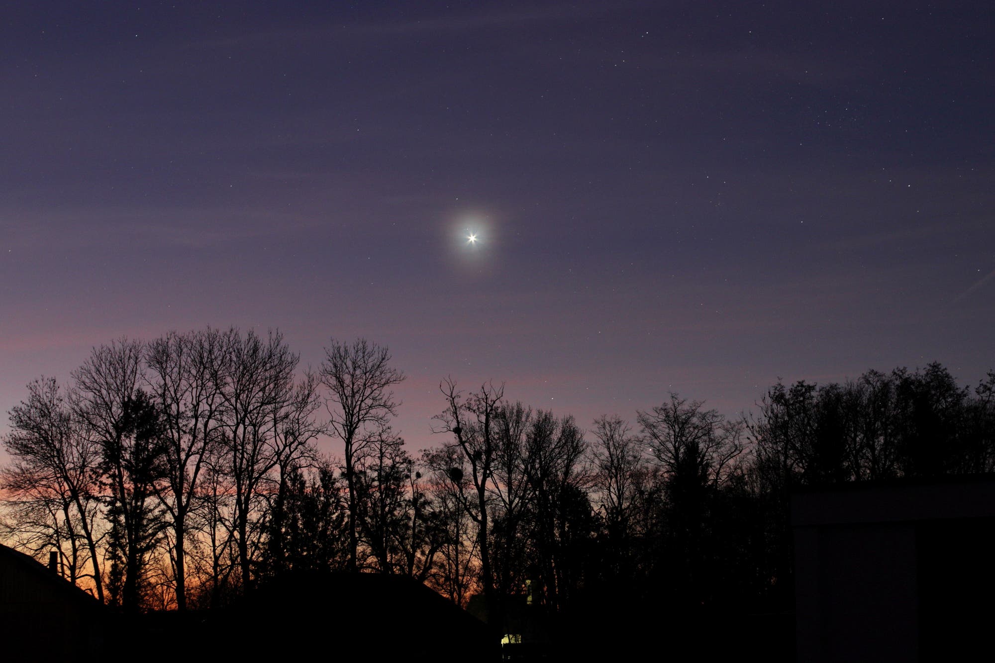 Venus (mit Kranz) und Mars am Morgenhimmel
