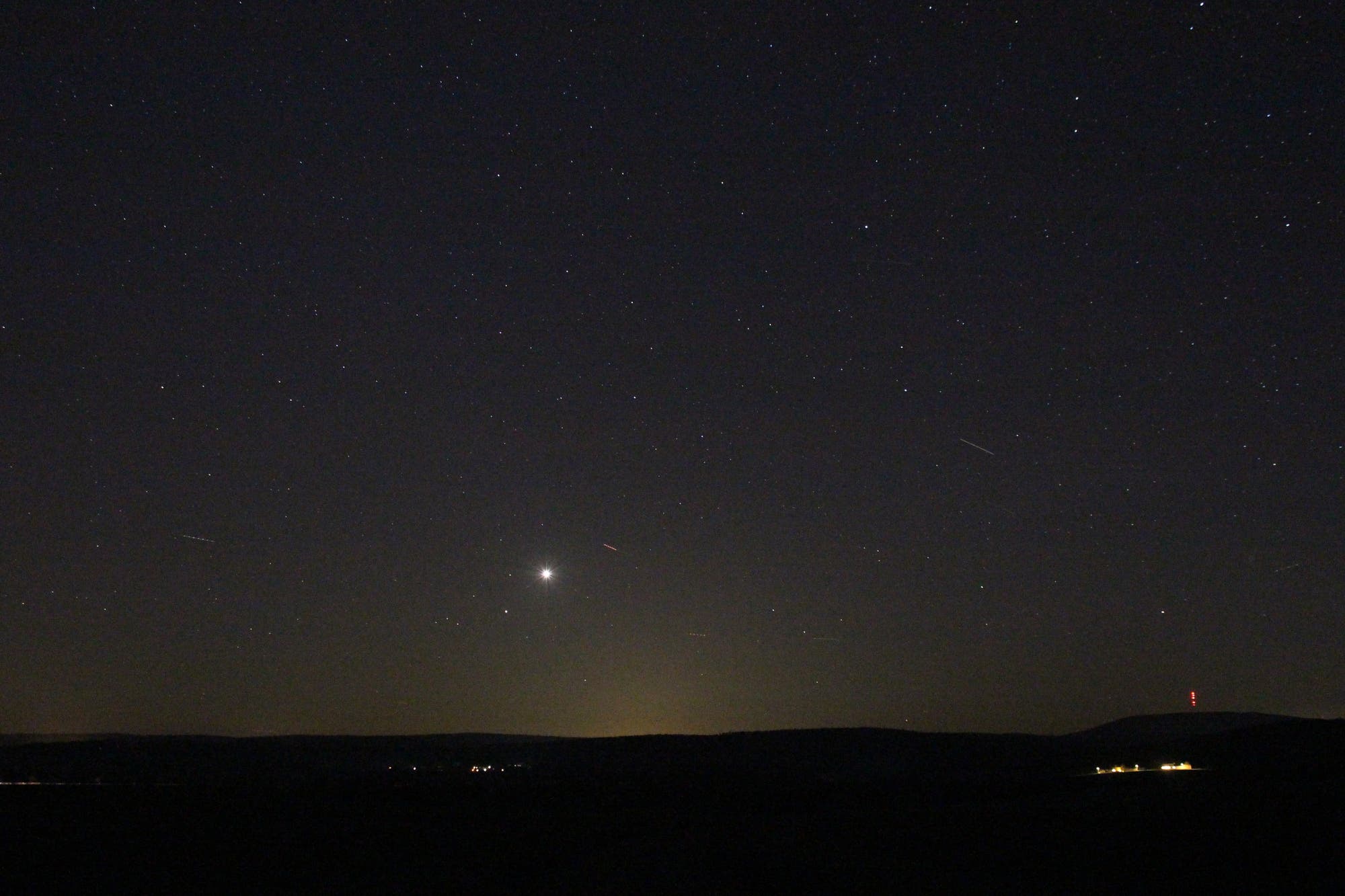Konjunktion zwischen Venus und Saturn mit kurzer Brennweite fotografiert