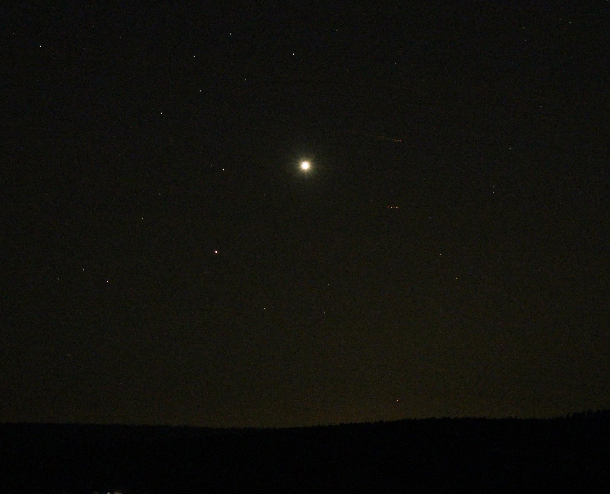 Konjunktion zwischen Venus und Saturn mit mittlerer Brennweite fotografiert