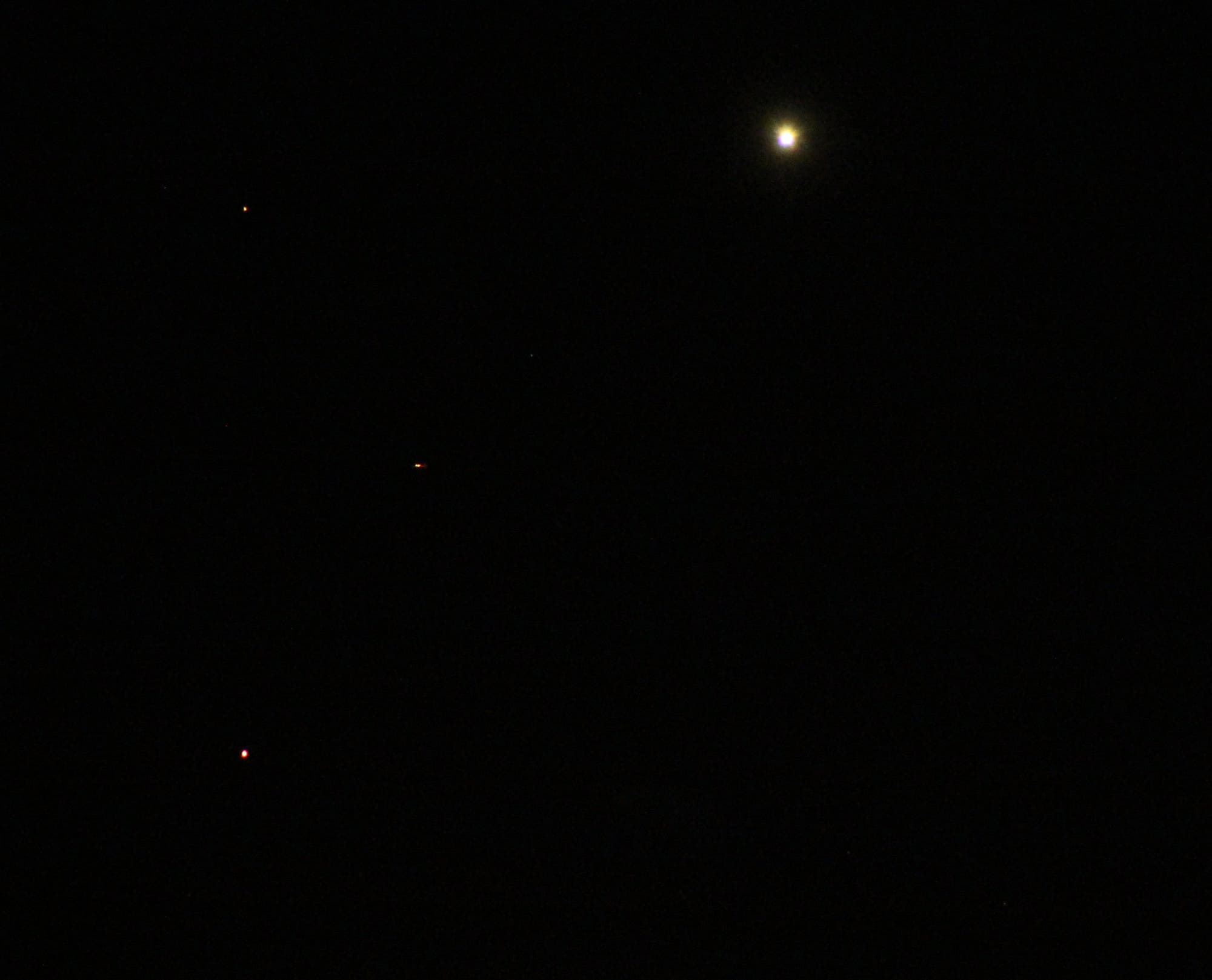 Konjunktion zwischen Venus und Saturn mit langer Brennweite fotografiert