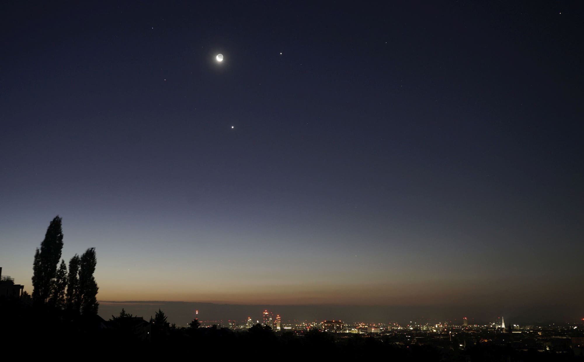 Venus, Jupiter, Mond und Merkur über Wien