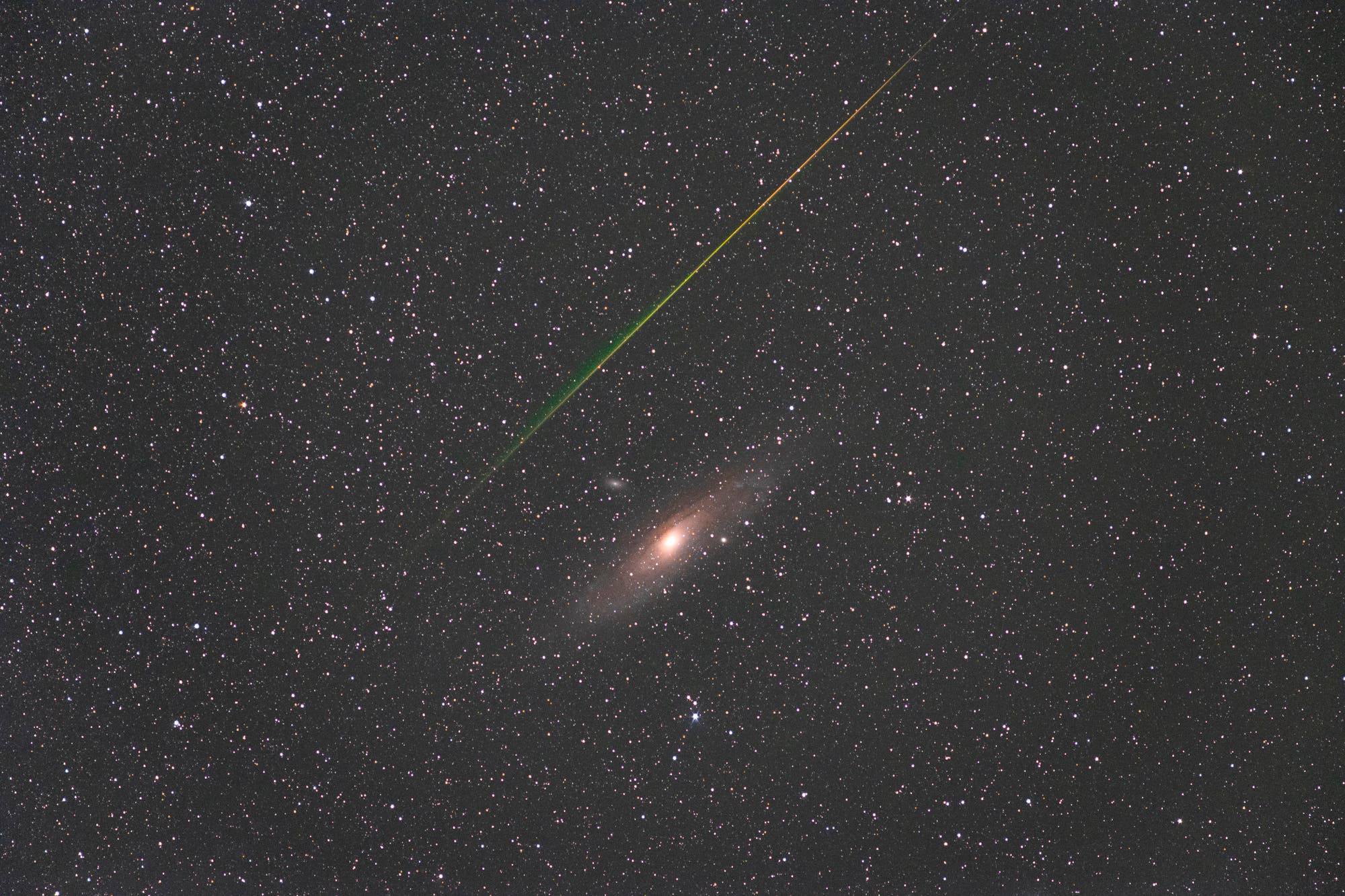 Andromeda-Galaxie mit Perseidendurchflug