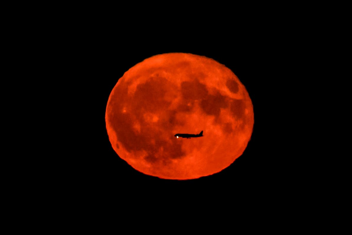 Mondaufgang mit Flugzeug