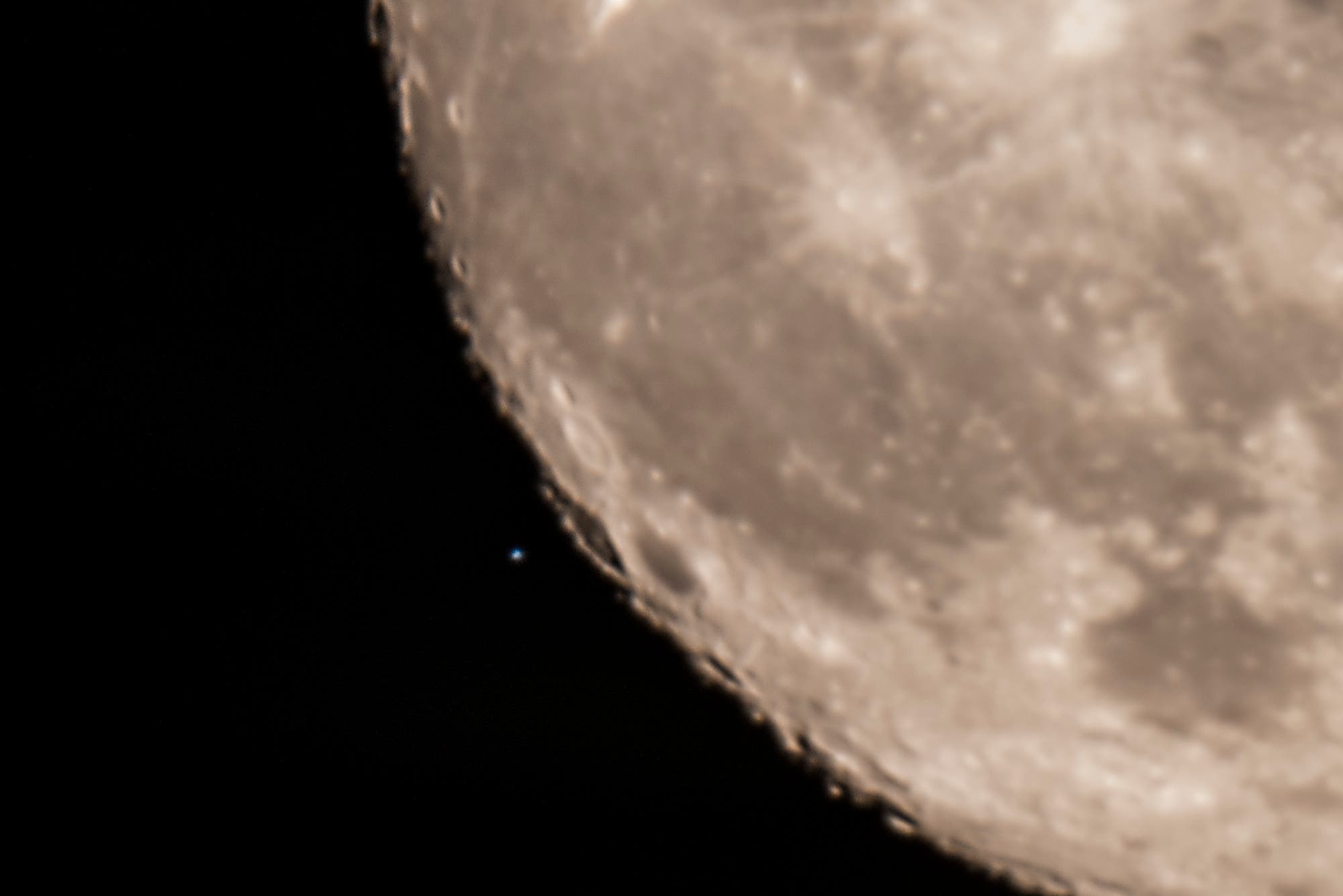 Mond bedeckt Fang (Pi Sco)