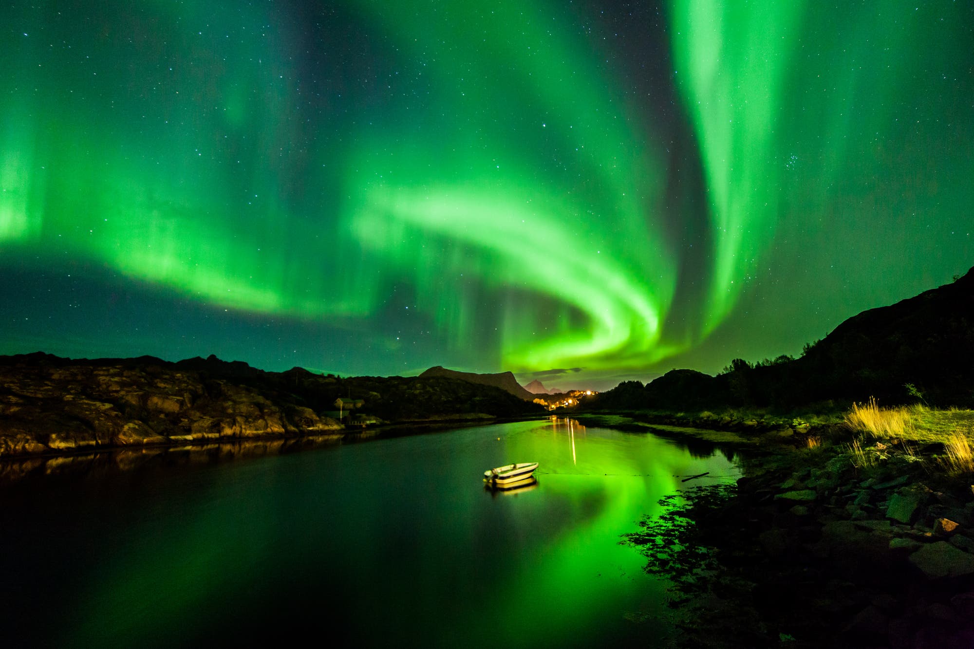 Polarlichter über Kabelvåg, Lofoten, Norwegen