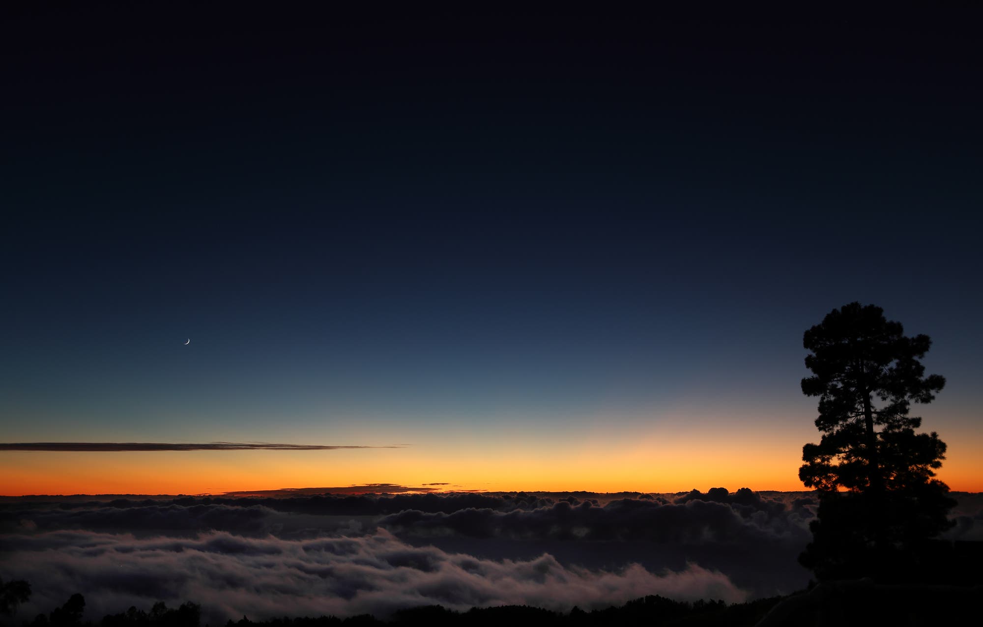 Mondsichel über dem Atlantik