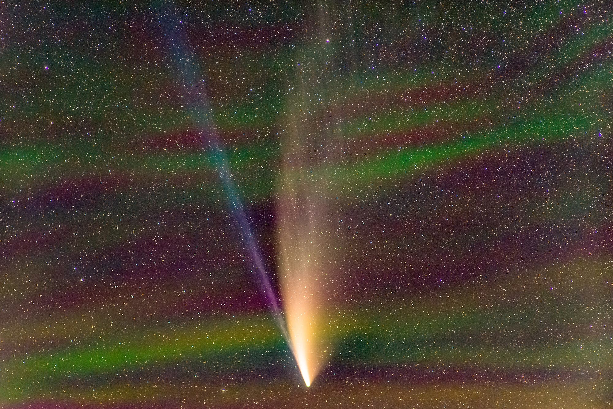 Komet Neowise mit heftigen Airglow