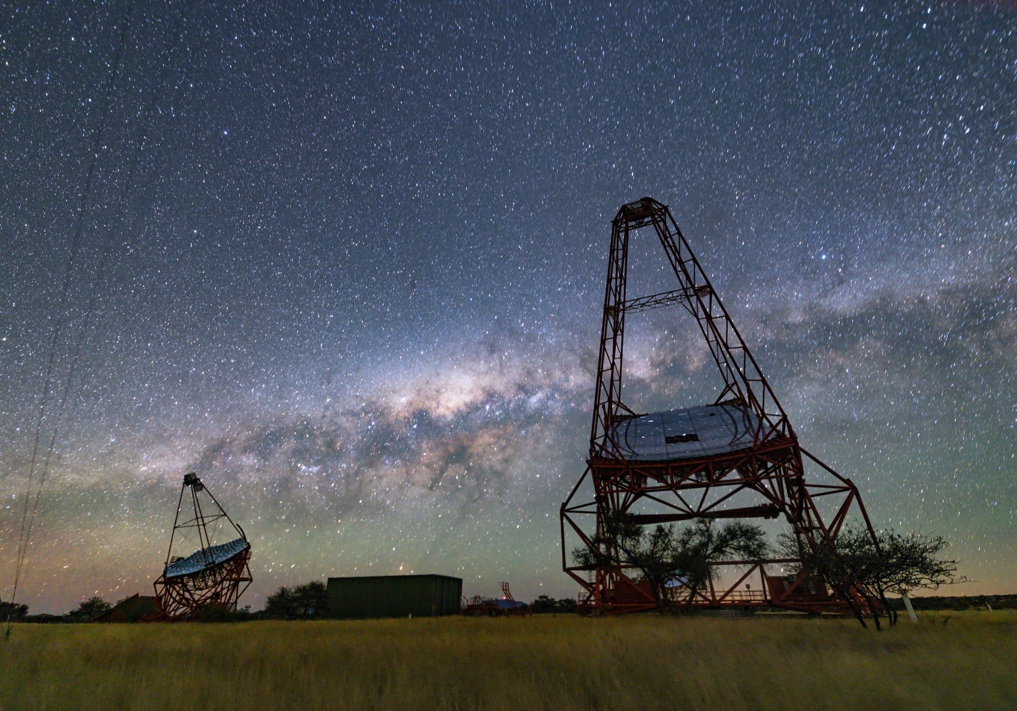 Milchstraßenuntergang hinter den H.E.S.S.-Teleskopen
