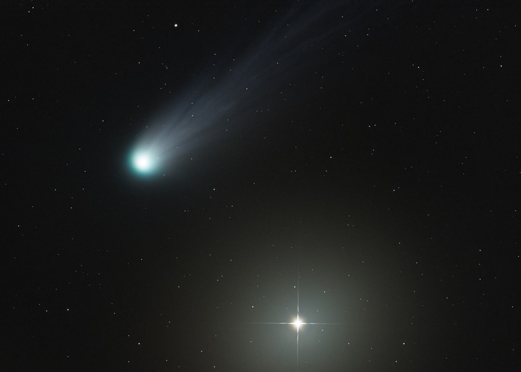 Komet 12P/Pons-Brooks mit Stern Hamal