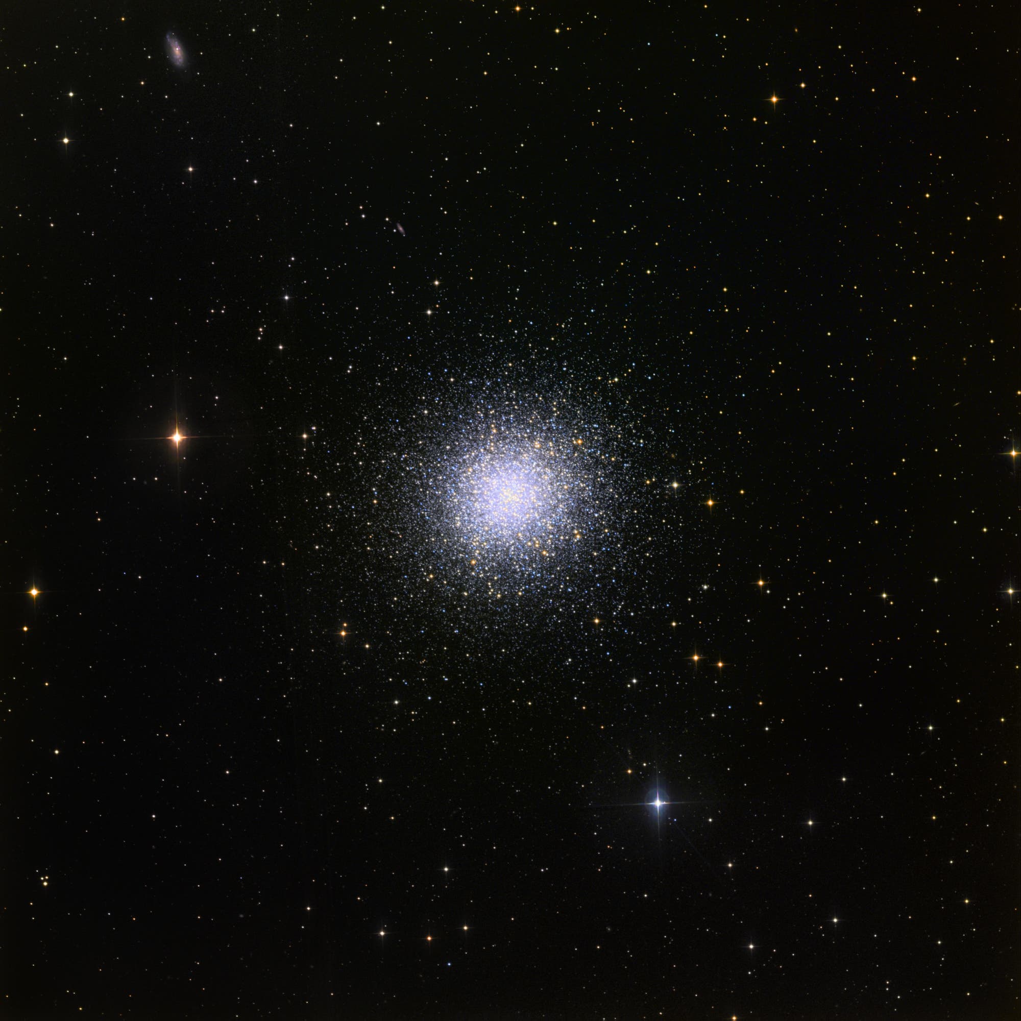 M 13 mit NGC 6207