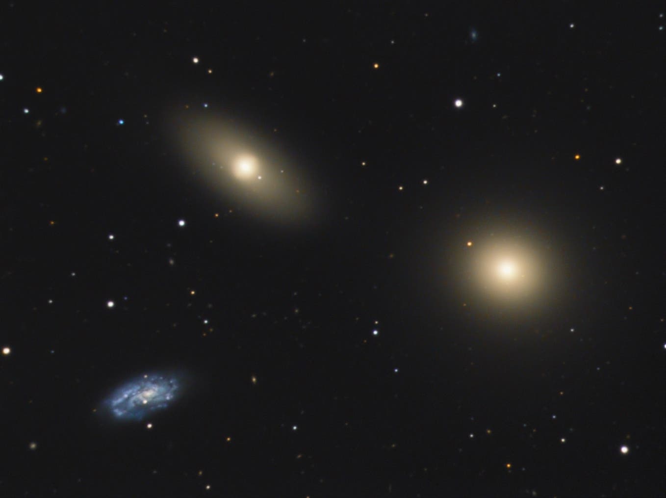 Messier 105, NGC 3371 und NGC 3373